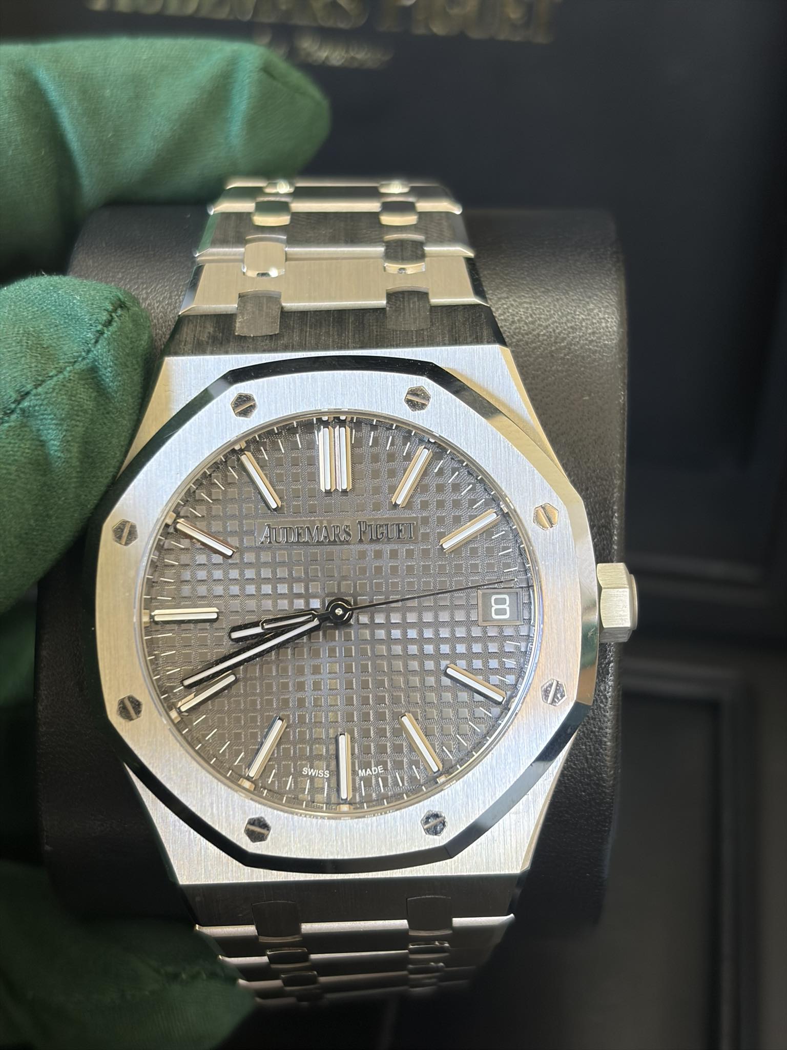 May be an image of wrist watch and text that says 'PIGUEIP 8 ፕ F MADE =ニー'