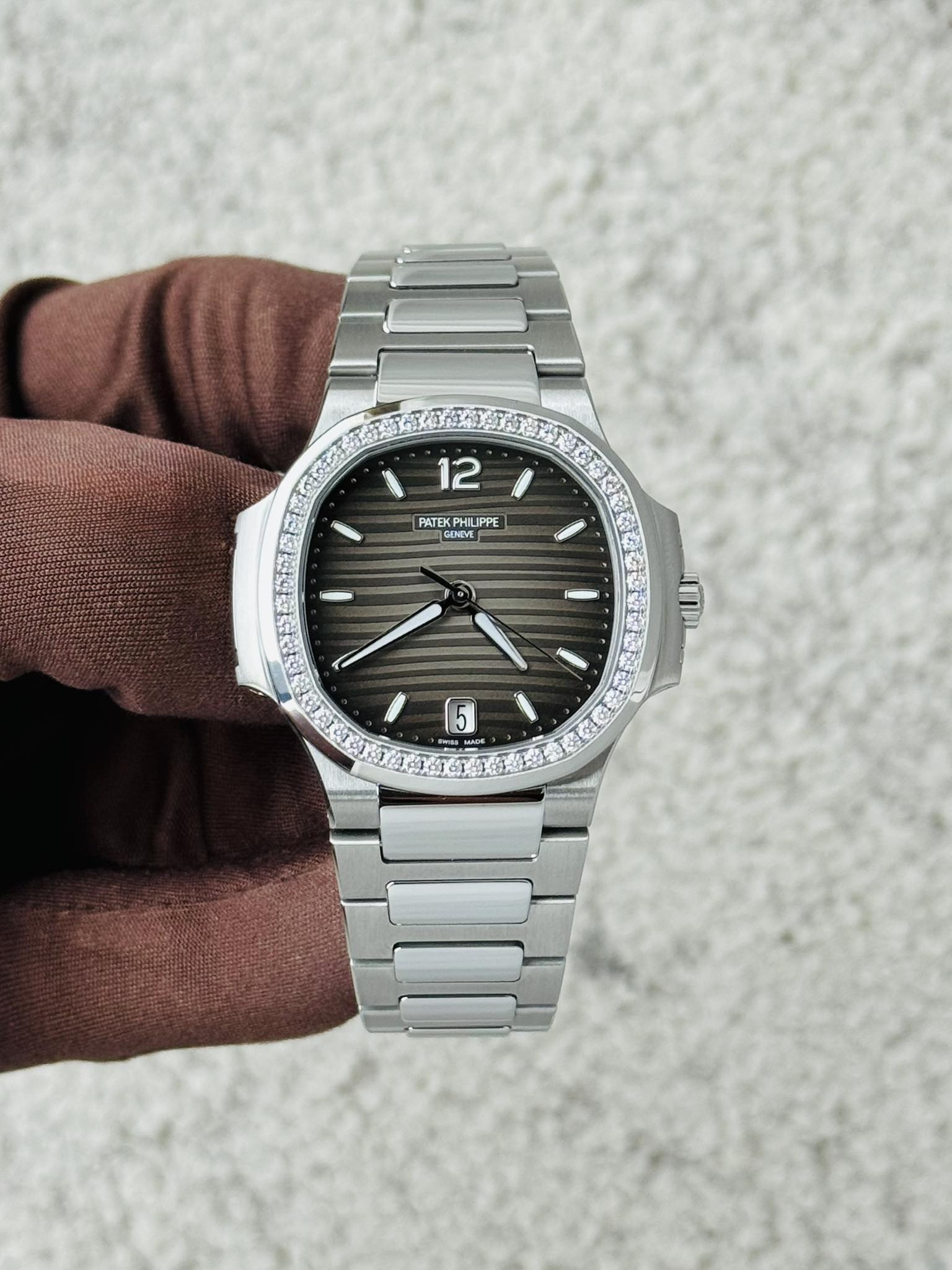 May be an image of wrist watch and text that says '12 PATEKPHILIPPE PATEK HILIPPE GENEVE 5 W品s MADE ብ'