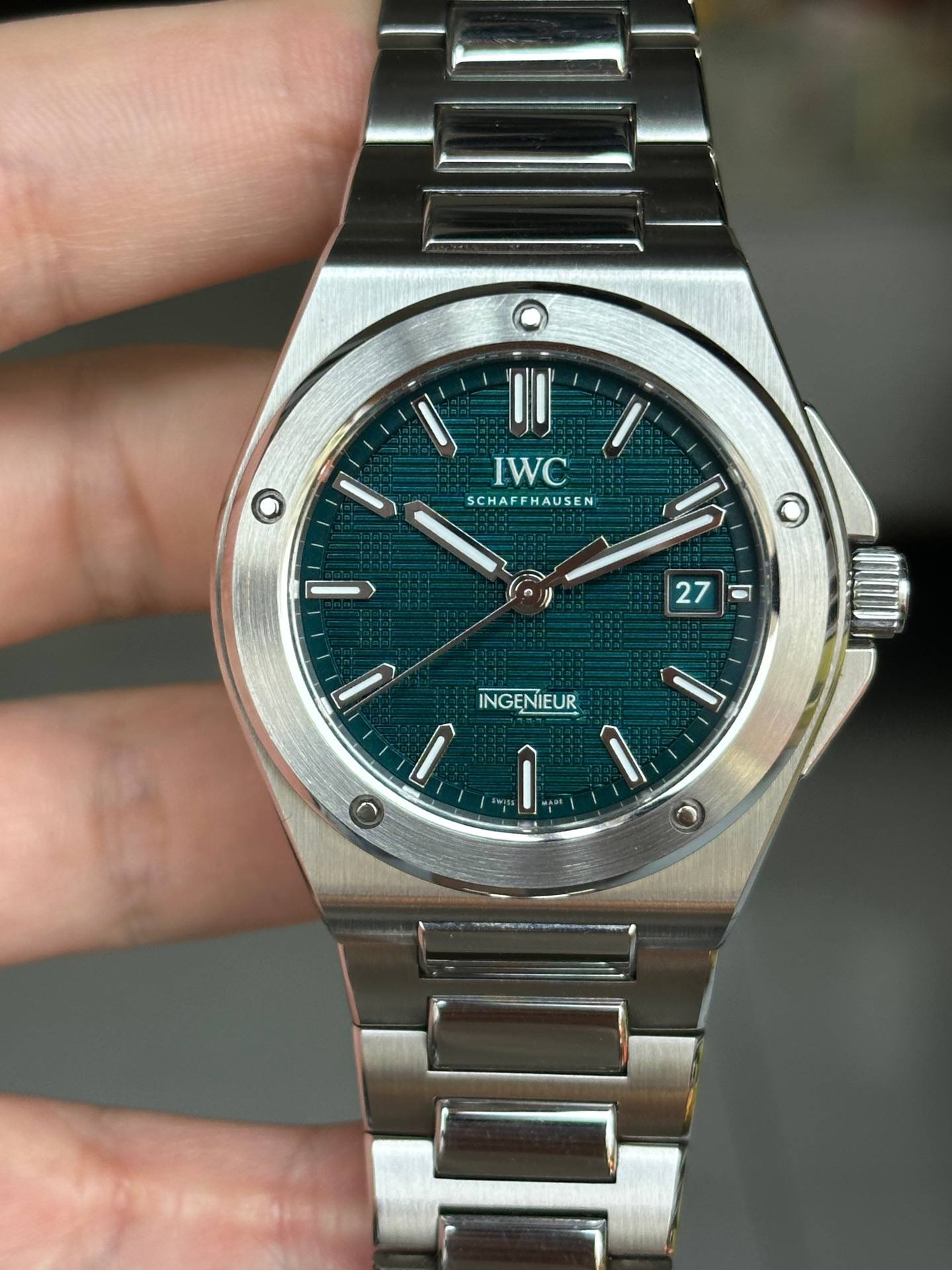 May be an image of wrist watch and text that says '٥ IWC SCHAFFHAUSEN I O 27 D 0 INGENIEUR 0 I 9'