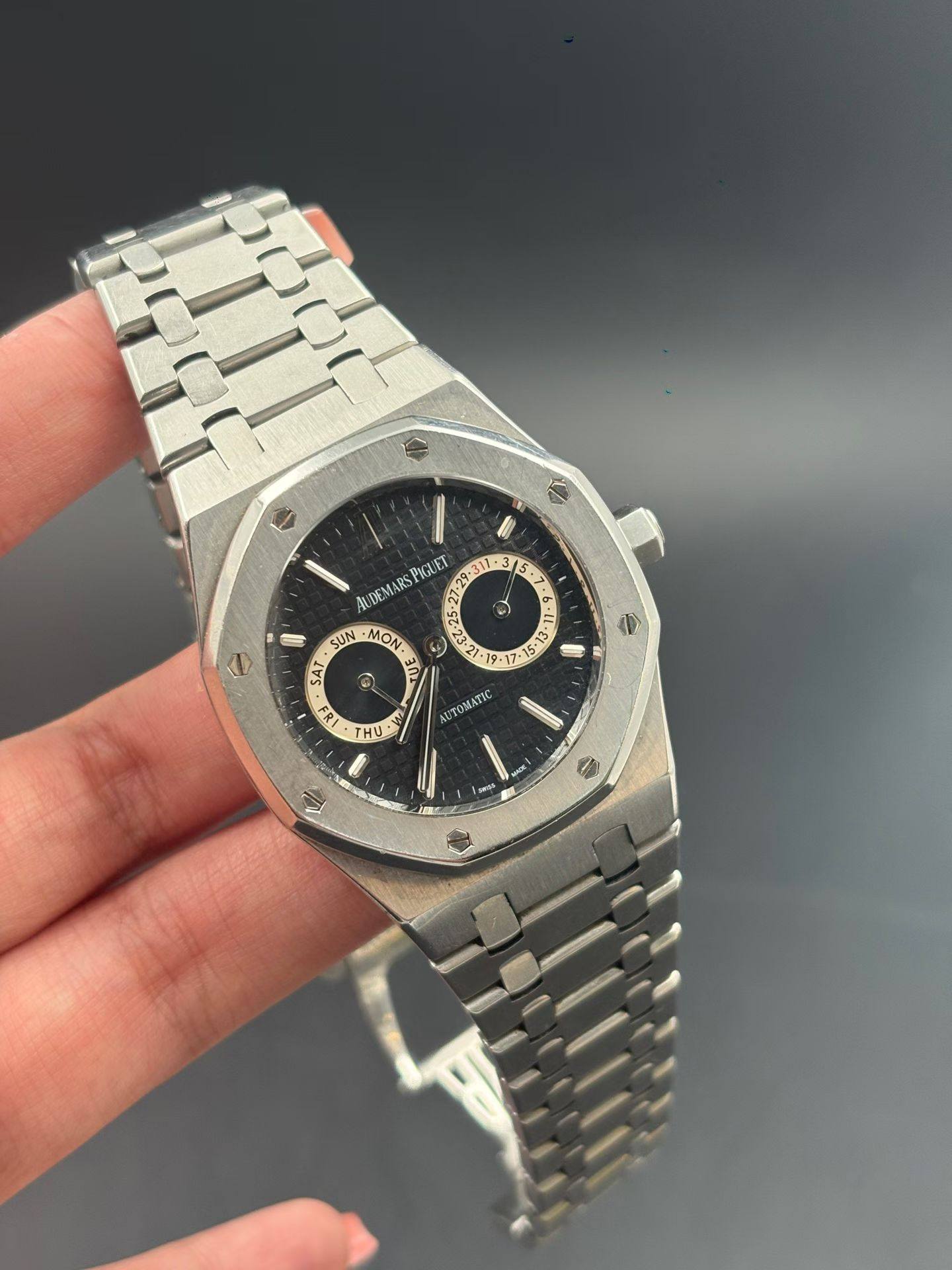 May be an image of wrist watch and text that says '315 ? 6 AUEMARSPGUET RSPIGUET SUN MON 3 قه SAT Ei 2 청선 S Hи บ UTOMATIC SHAA S'