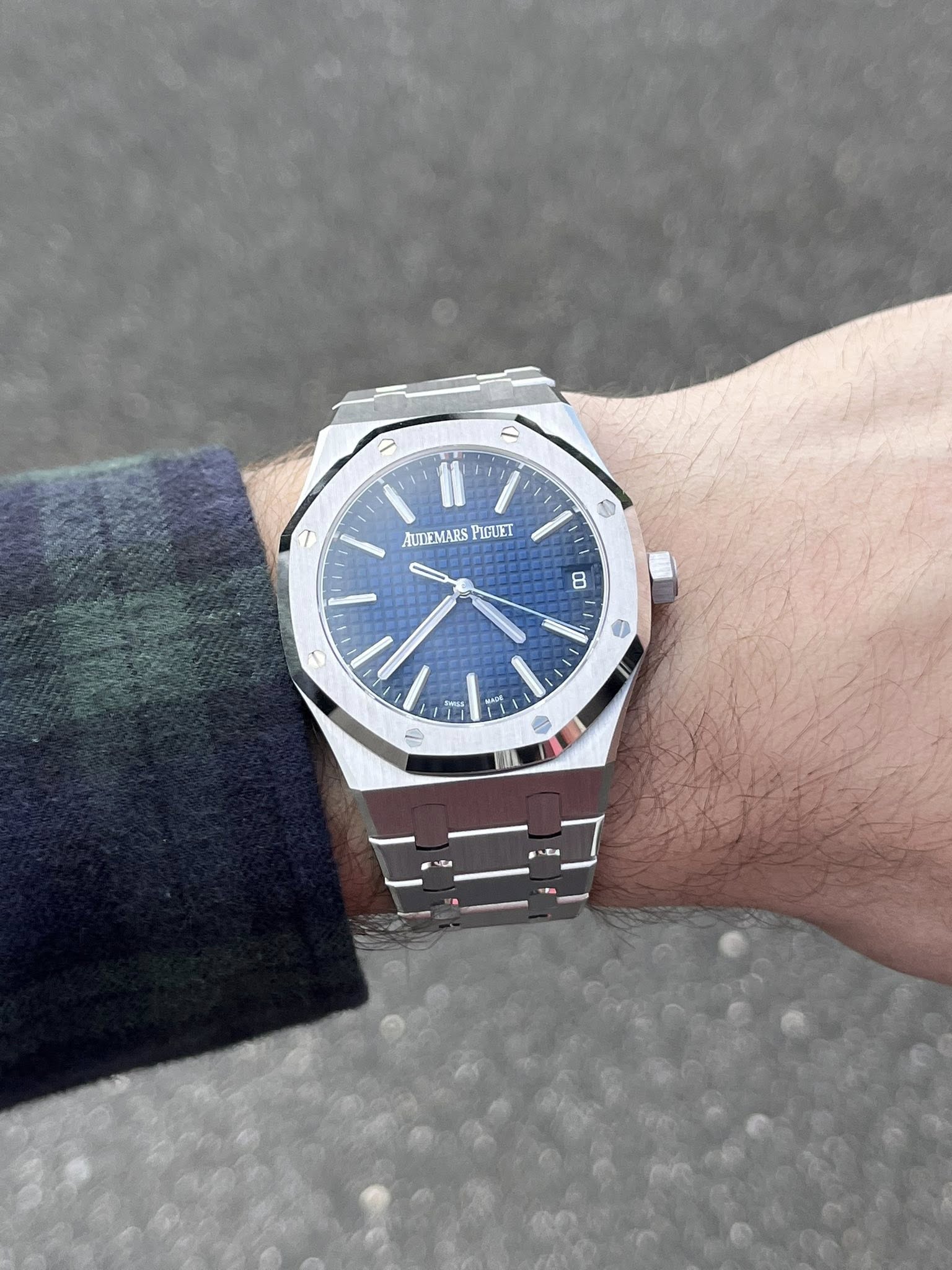 May be an image of wrist watch and text that says '- = AUTEMARS PIGUET 0 FE3'
