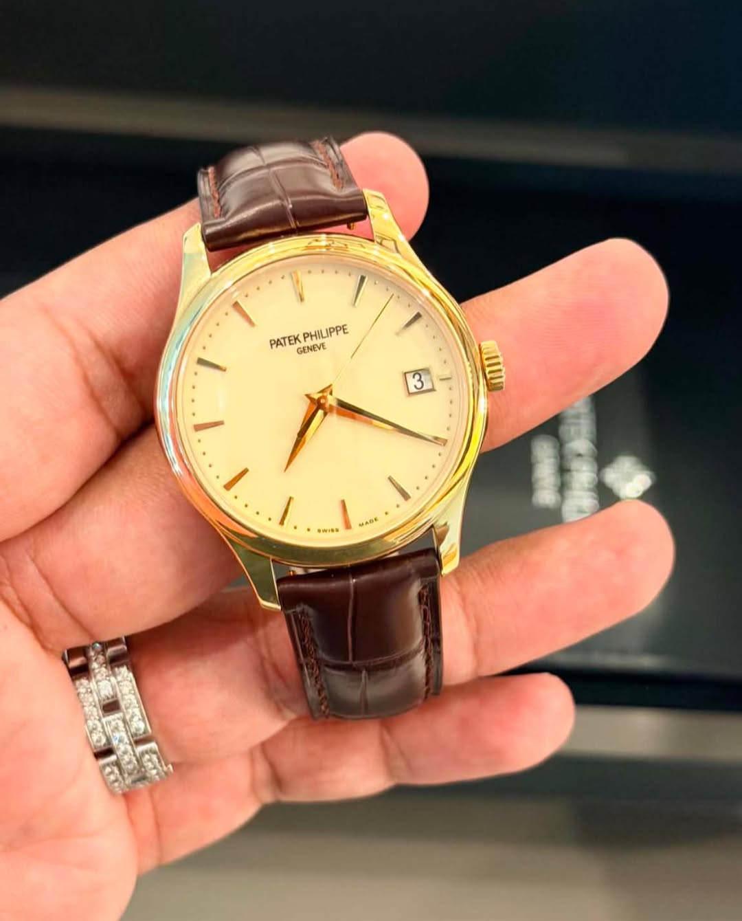 May be an image of wrist watch and text that says 'PATEK PATEKPHILIPPE GENEVE PHILIPPE က EUW ١ I 每ん日 ဖေ'