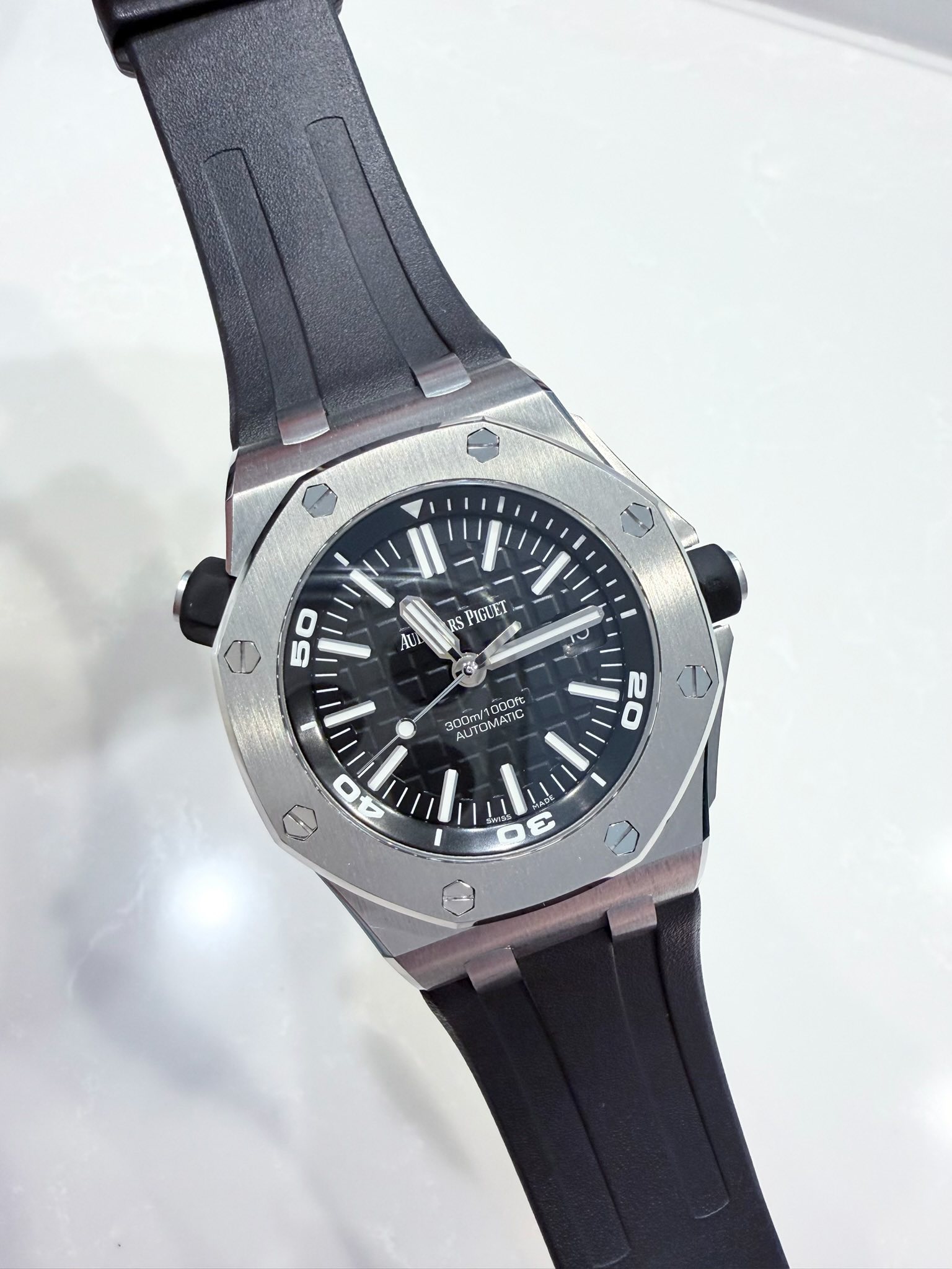 May be an image of wrist watch and text that says 'RS PIGUET Au D 50 300m/1000 AUTOMATIC OOrt 300m/1 ALITOMATIG 20 0 e 8 40 I ジ U Y Θ'