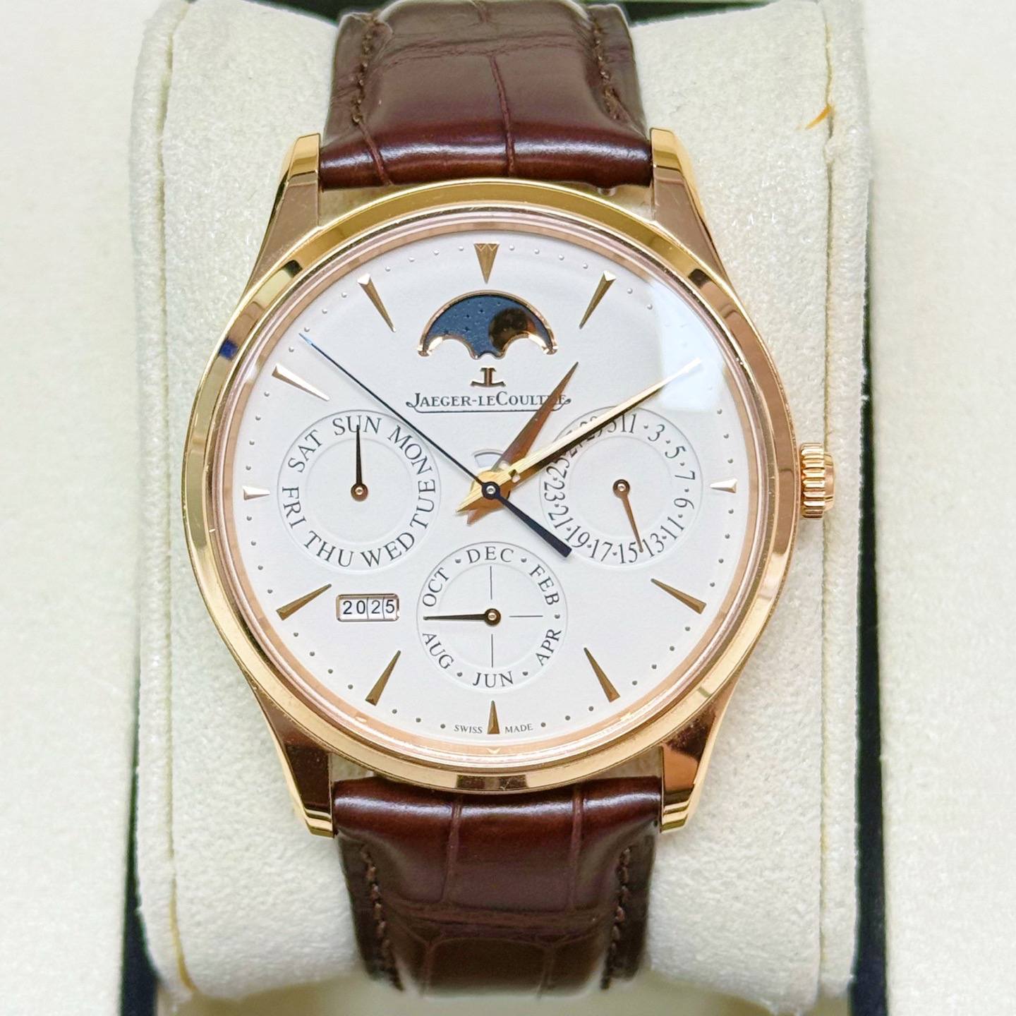 May be an image of wrist watch and text that says 'NerSnae mols ۱ ٦ JAEGER-LECOULT صرل JAEGER LECOULT SAT SUN MON 3 3. TE กง E Q THU W ED DEC in FE B 2025 CT 1 ٥ 1UG JUN ダ APR…