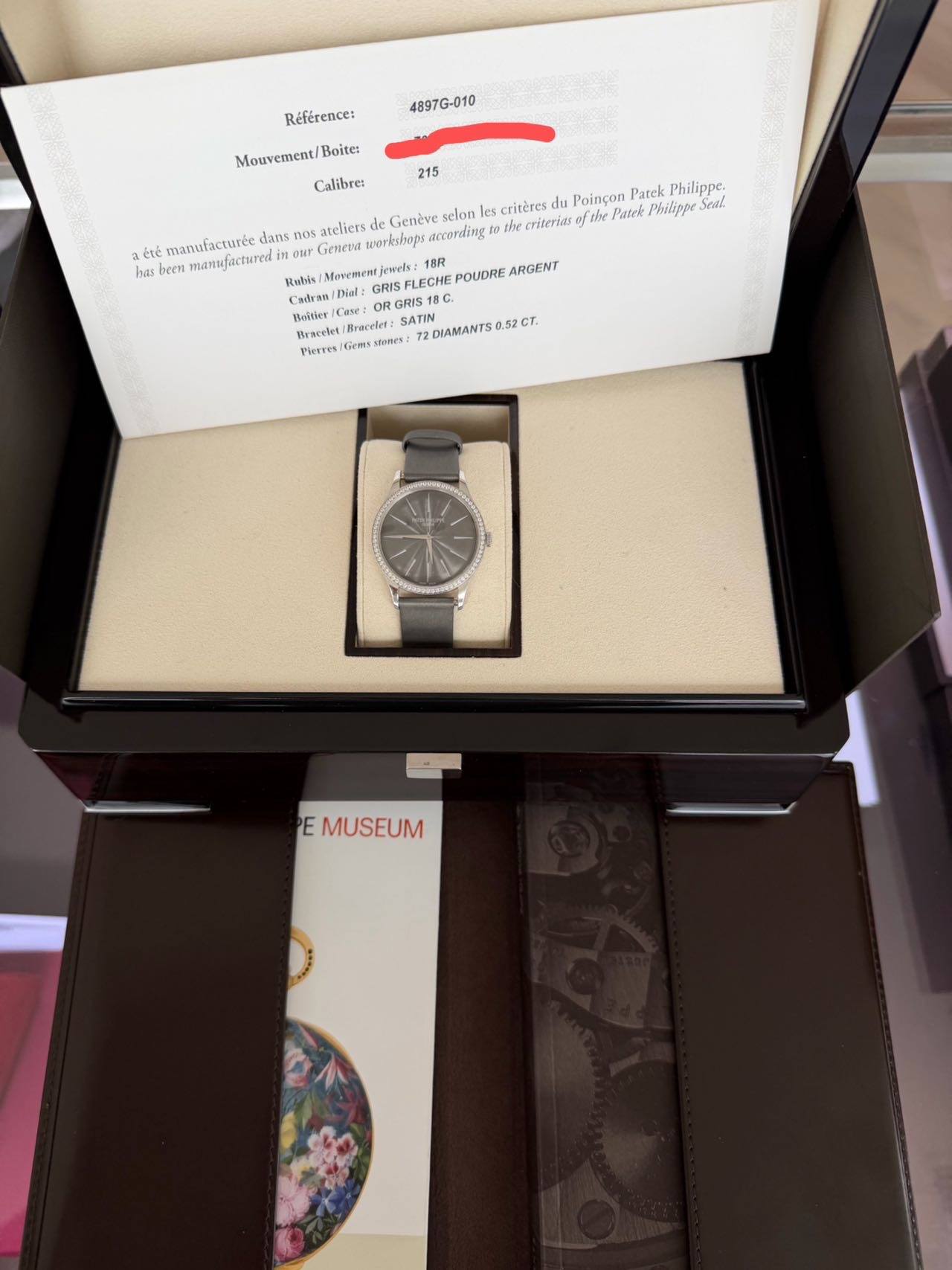 May be an image of wrist watch and text that says 'Référence: 4897G-010 Mouvement/ Boite: Calibre: 215 es critères du Poinçon Patek Philippe. criterias fibe atek Phikppe Seal aété…