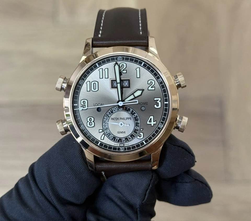 May be an image of wrist watch and text that says ' LOCAI TO 8 س PATEK PHILIPPE PHILIP م م 2 0 GENEVE G ง b eHKa'
