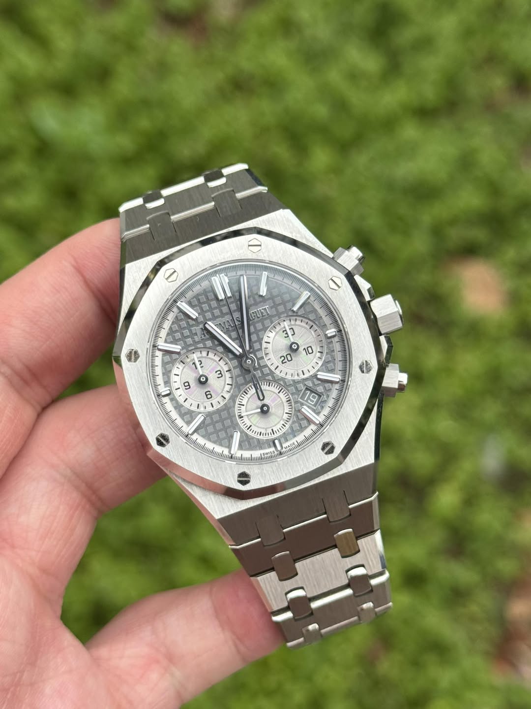 May be an image of wrist watch and text that says 'BUET 33 10 ( ሞስ X 3 20 9 6 n LU m LT m 9 יין 10'