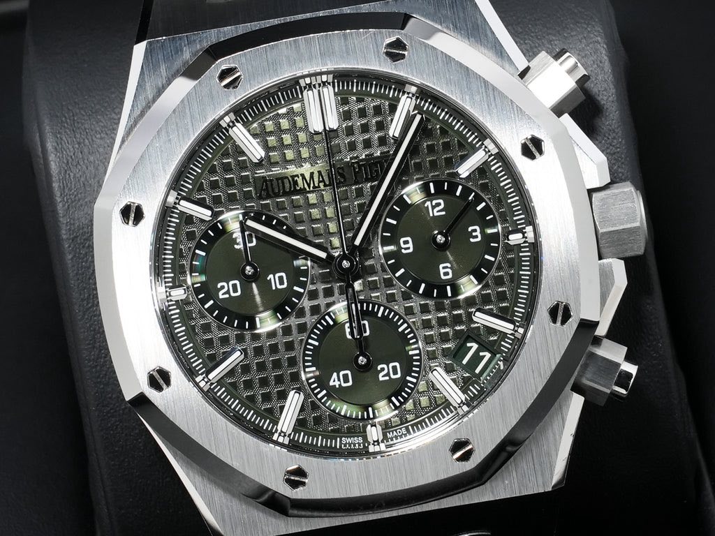 May be an image of wrist watch and text that says '聯理 EMA 12 5 9 豊 志 အံ သံခေ 产 N END E D سد O 40 20 11 R ሣ N M ن ស MADE SWISS SWISS'
