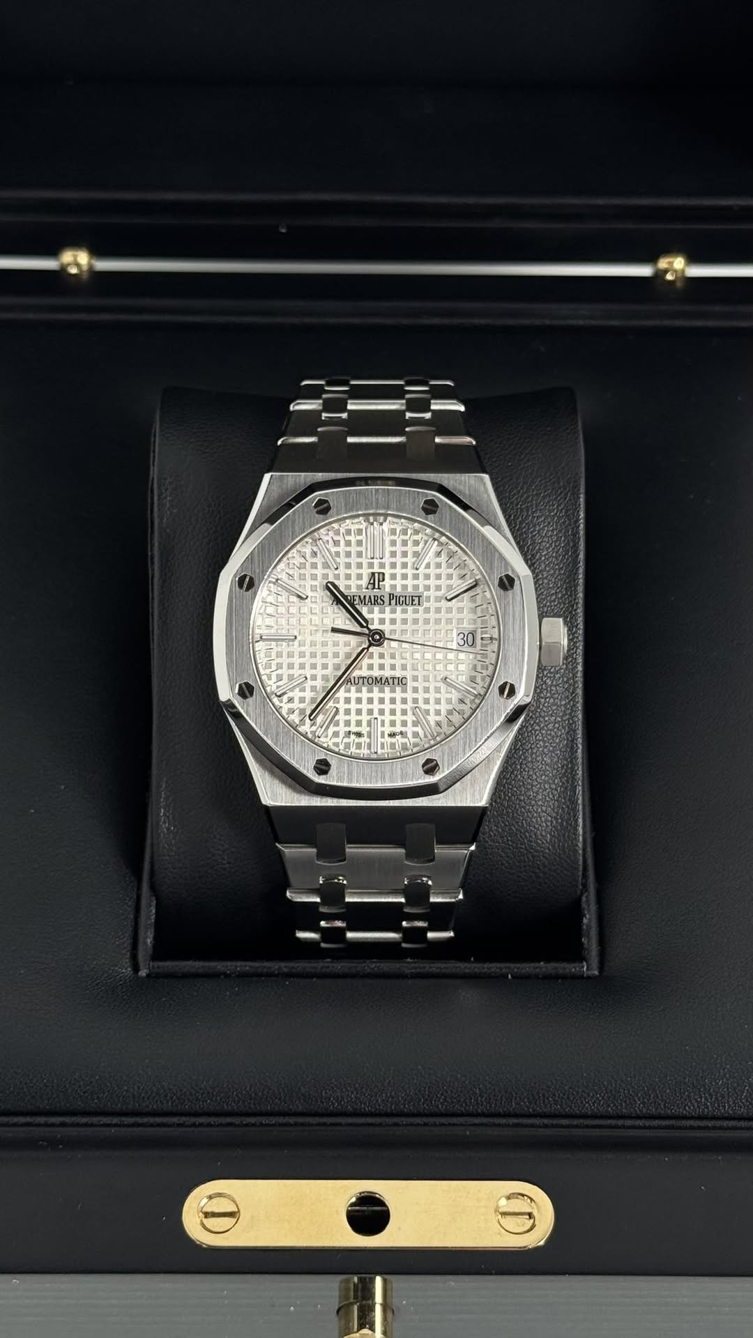 May be an image of wrist watch and text that says 'EMARSPIGLET IGLET'
