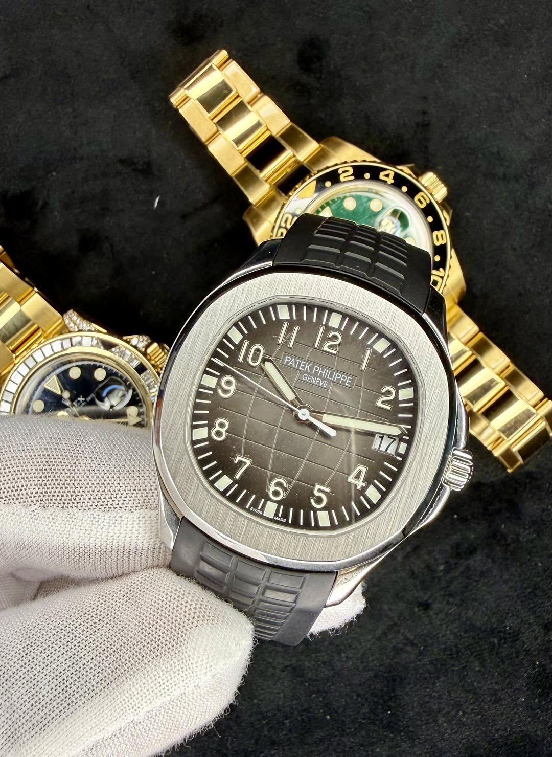 May be an image of wrist watch and text that says '2 ・ A u 10 1/12 12 PATEK TEKPHILIPPE GENEVE PHILIPPE 9 2 CO یا 6 5'