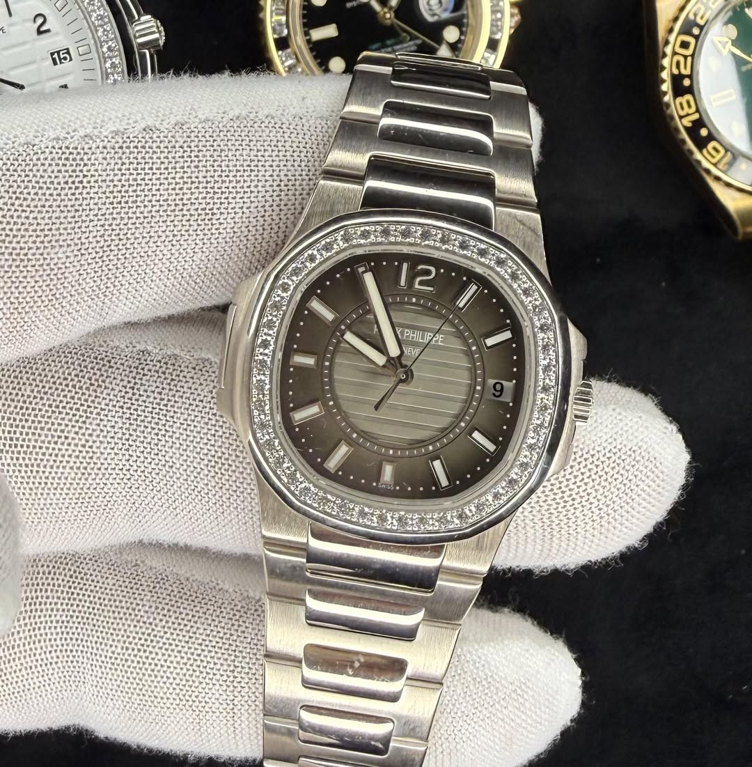 May be an image of wrist watch and text that says '2 15 ሬት I' 12 D 2 PHILIPPE PE PHILIP 果所 VBNE I 1 I I'