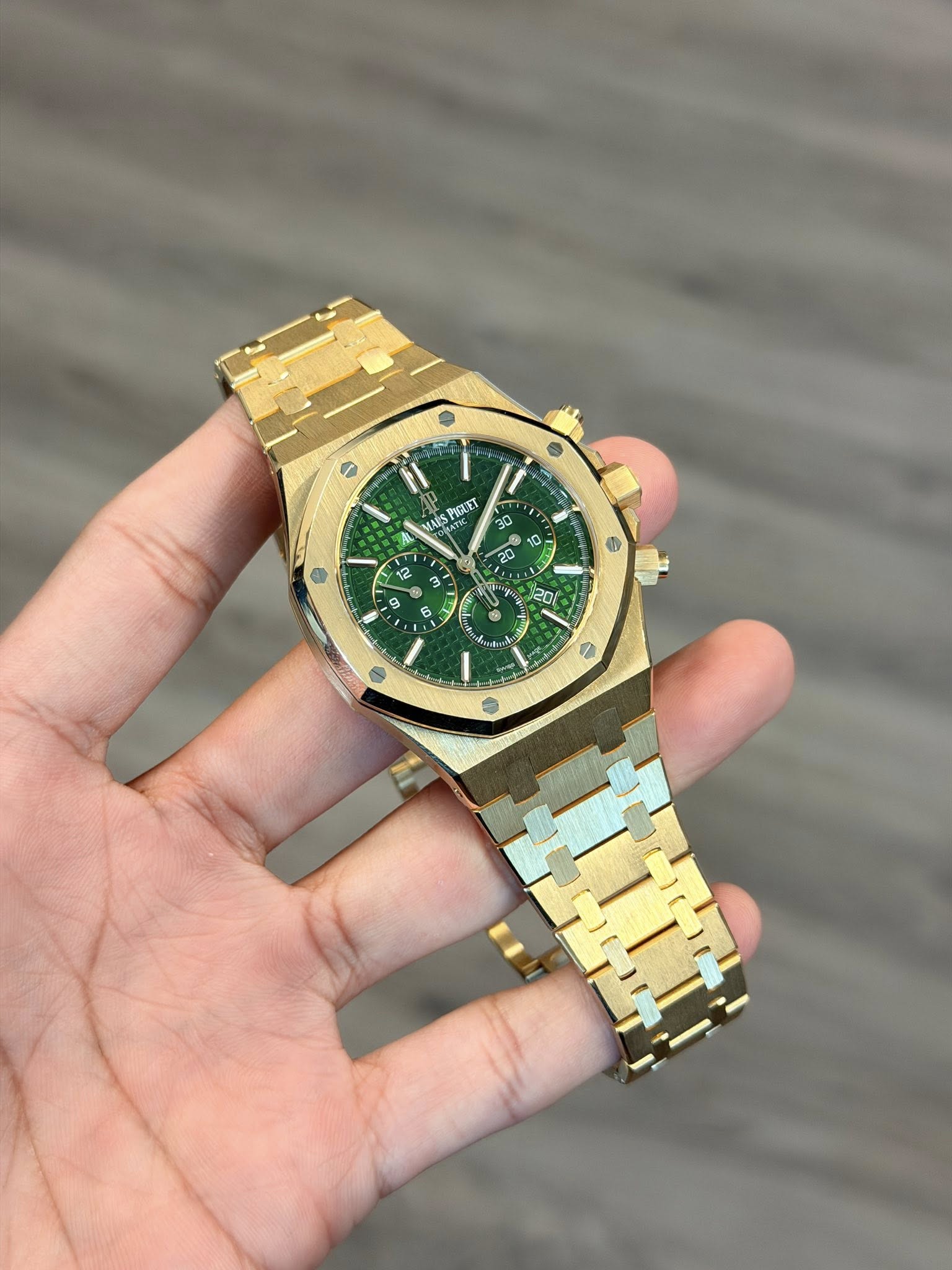 May be an image of wrist watch and text that says 'I1 POLET MAES 0 0 ل / 3'
