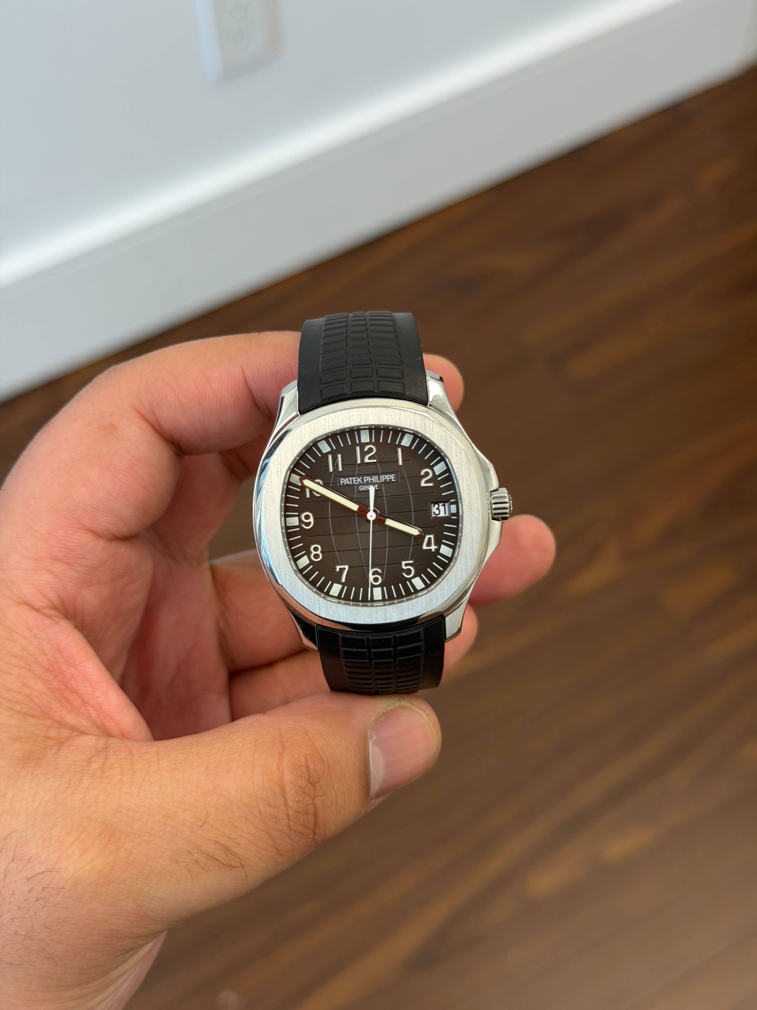 May be an image of digital watch and text that says 'II 12 PATE PATEKPHILIPPE PHILIPP 2 9 9 31 cece '