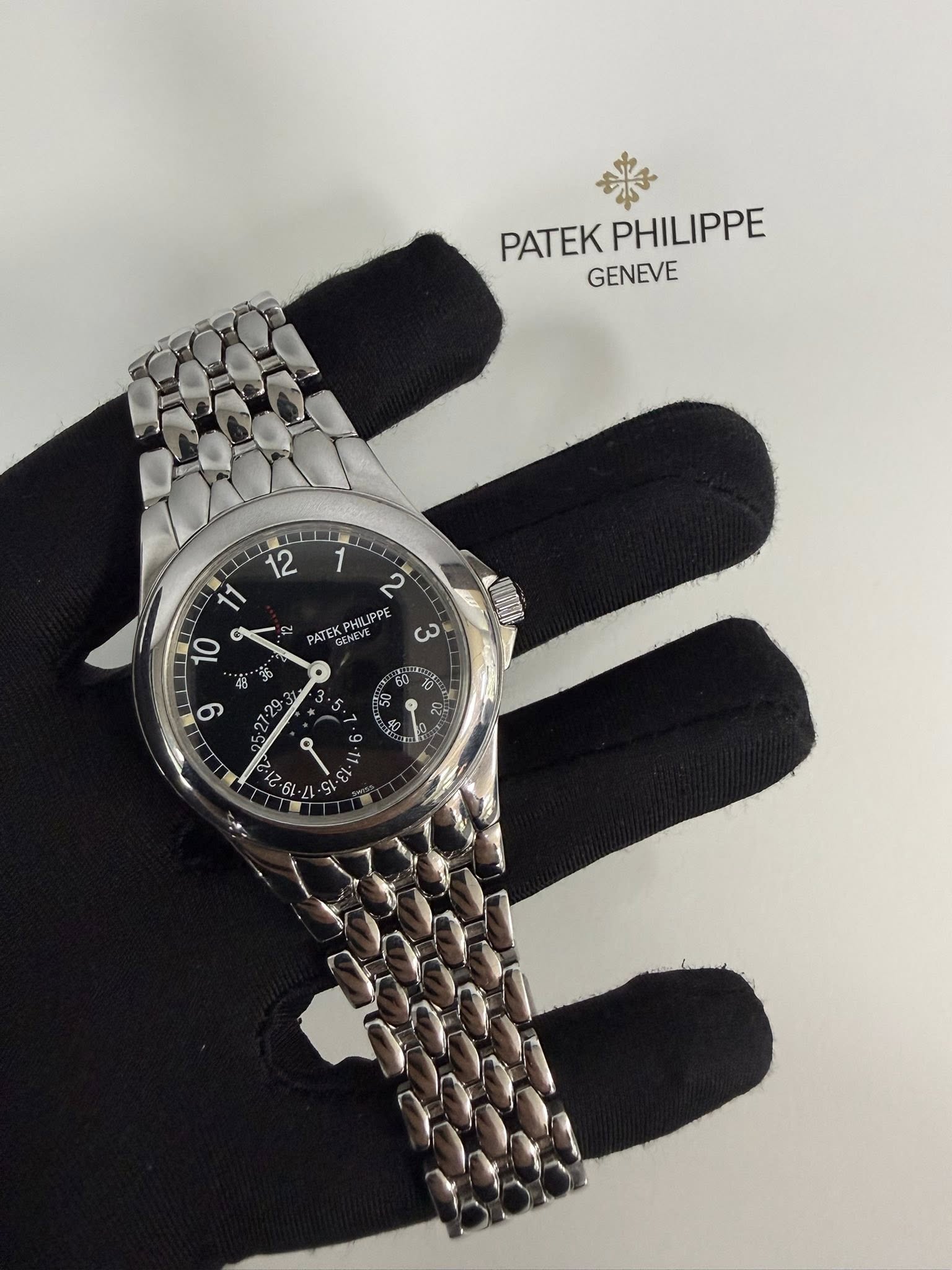 May be an image of wrist watch and text that says 'PATEKPHILIPPE PATEK PHILIPPE GENEVE PATEKP PATE PHILIPPE PE ಓ AULI 1-2 29 9'