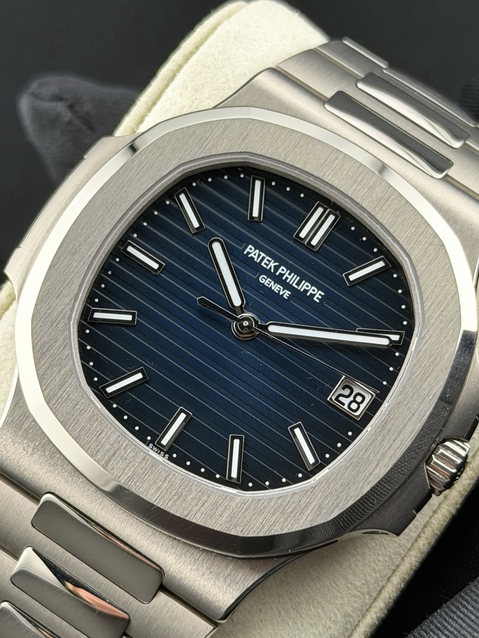 May be an image of wrist watch and text that says 'I II PATEKPHILIPPE GENEVE PHILIPPE PATEK SWISS WISS 28'