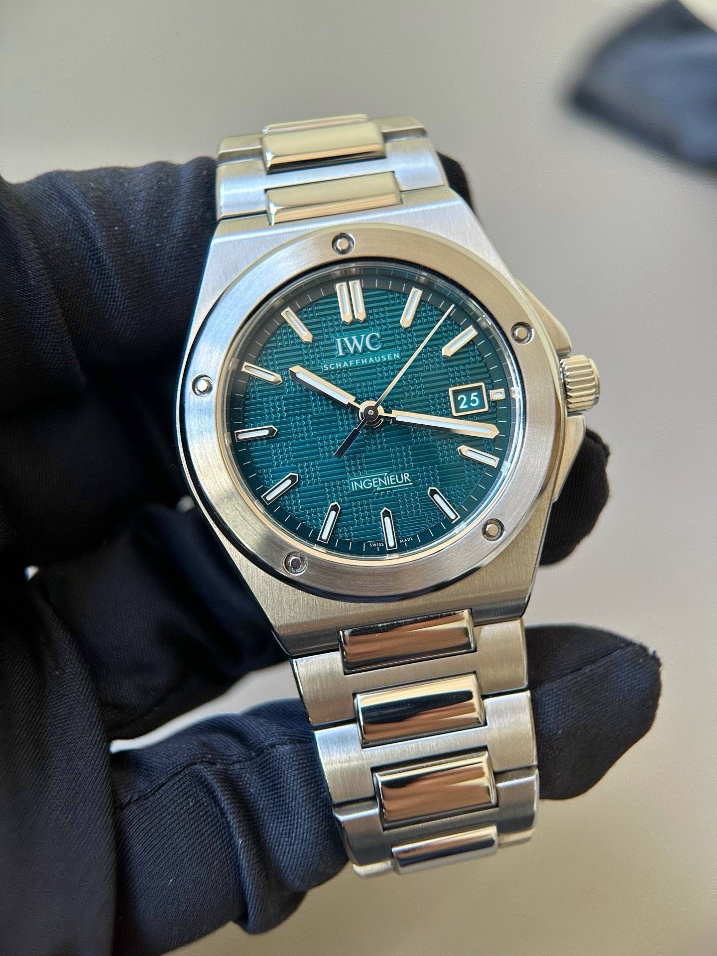 May be an image of wrist watch and text that says 'NG II IWC SCHATFHAUSEN TEHAUSEN 25 D 0 00 ؟ INGENIEUR UR INGED O O'