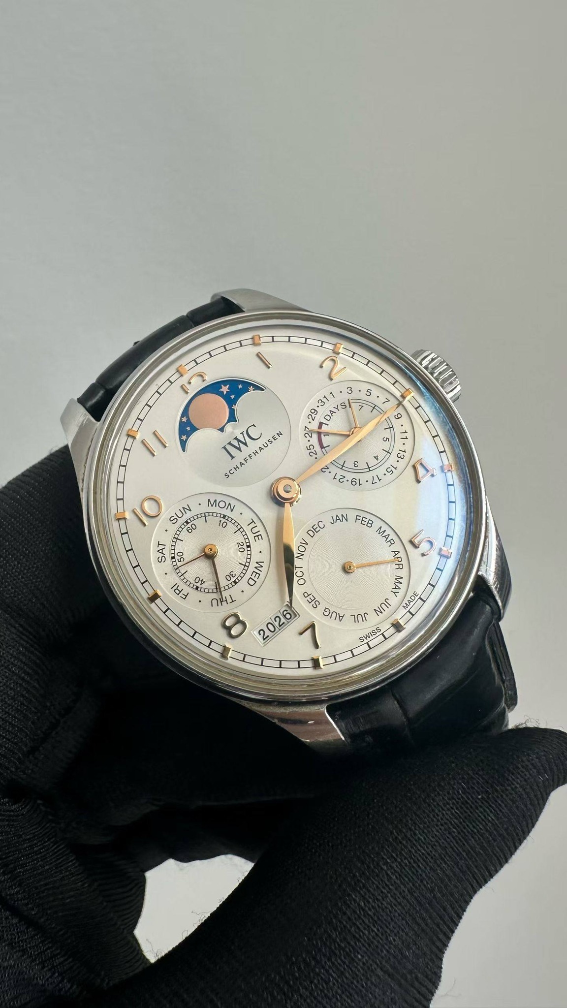May be an image of wrist watch and text that says 'ان K 5 ل /I 311 DAYS TWC APиAHKem 27 s5. SCH eN 13. 2.61 LI 一 15 0 SUN MOM SAT 20 TUE Os FRI LE DEC JAN FEB Ναν MAR APR 중은…