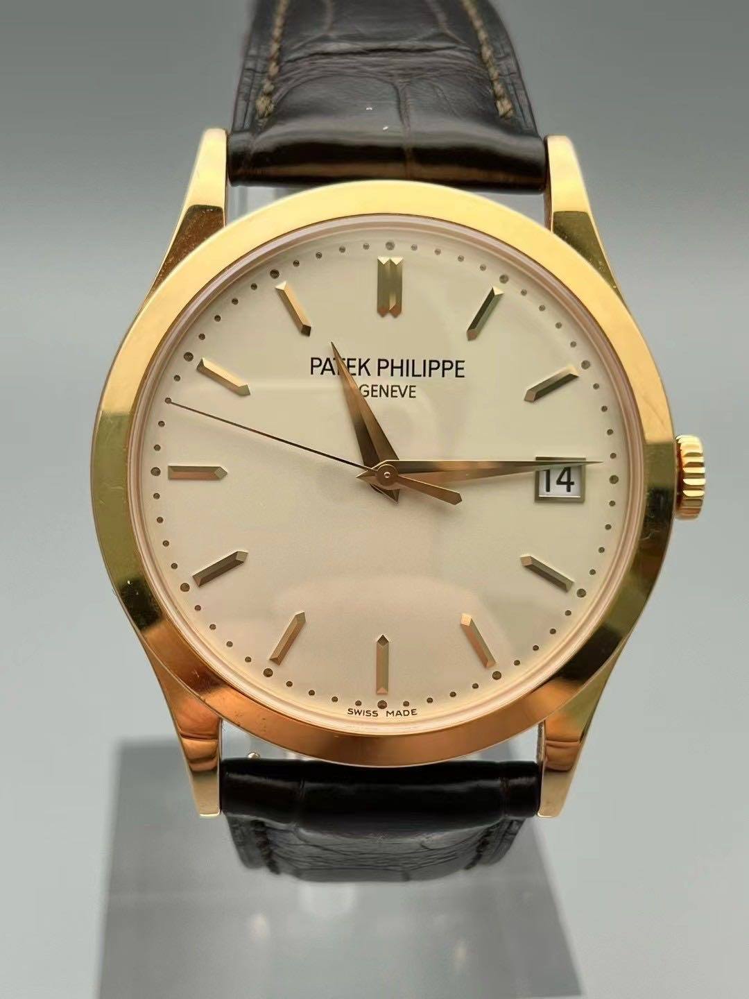 May be an image of wrist watch and text that says 'PΑ PATEK EK PHILIPPE GENEVE 14 SWISS SWISSMAD MADE MADE'