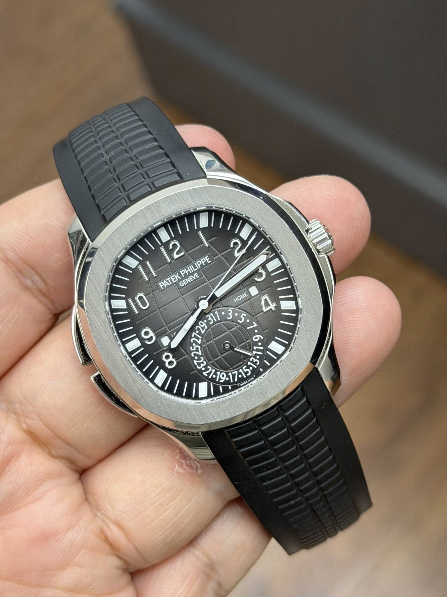May be an image of wrist watch and text that says '2 2 PHILIPPE IPPE PATEK GENEVE מ 10 HOME ٧ و •6 9 ٥ 19-17 .بی לזיאאא.ה.ך. и ・71 ထ -E: '