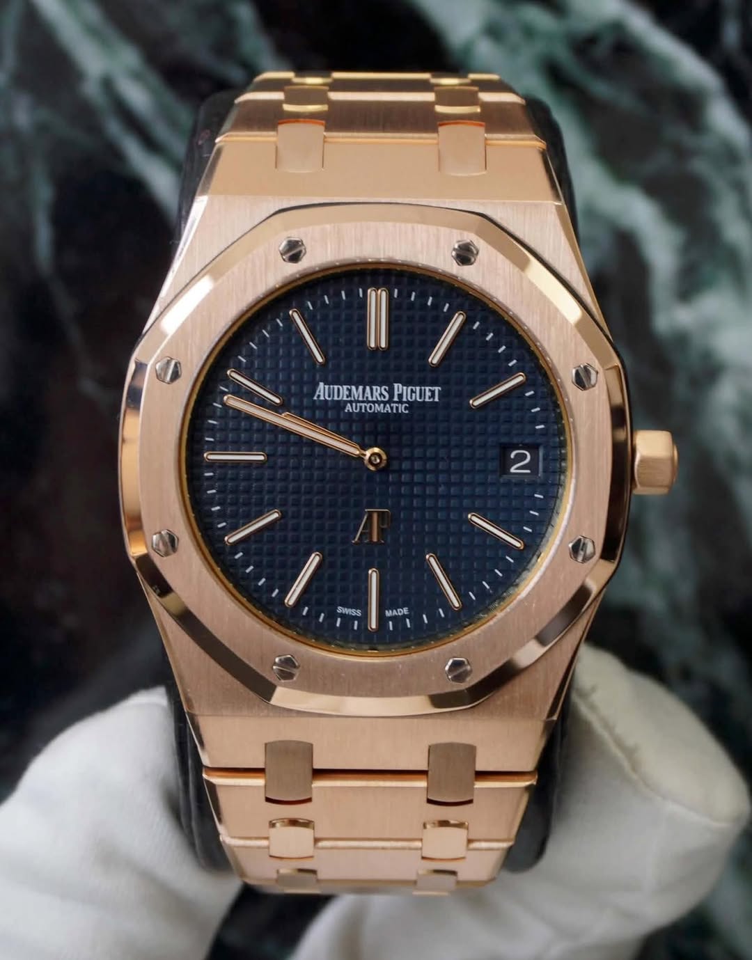 May be an image of wrist watch and text that says 'AUDEMARS AUDEMARSPIGUET PIGUET macbeo ΟΤΙ 2 SISS MADE'