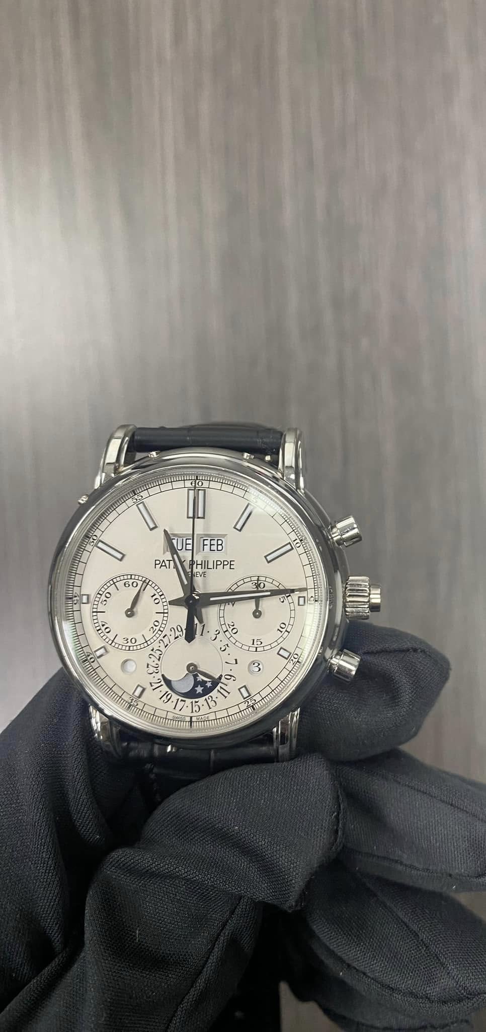May be an image of wrist watch and text that says 'I I PAT HILIPPE UEFEB UE FEB 60 充 o 円 29 OF 9 ب الرةا 0'