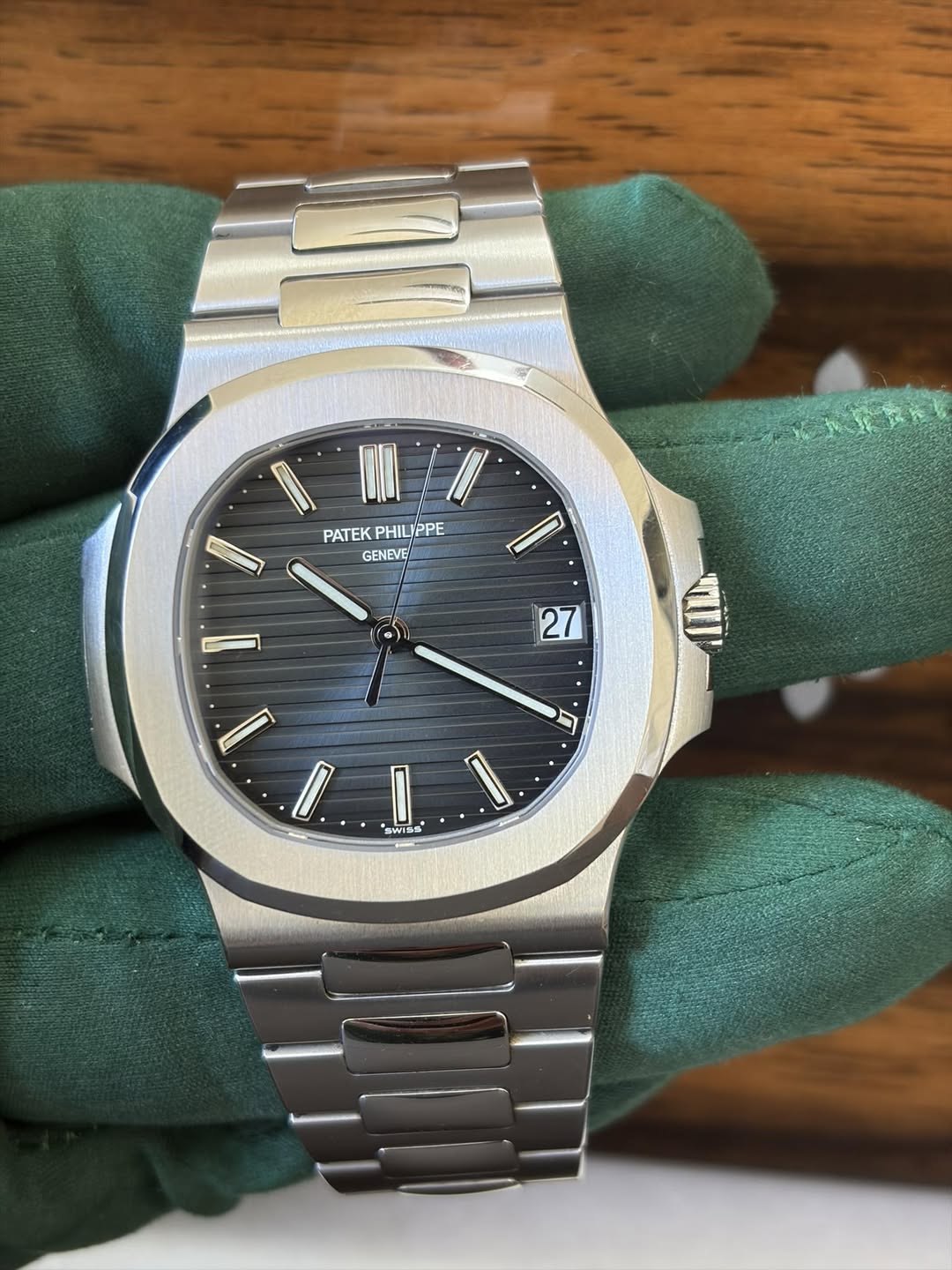 May be an image of wrist watch and text that says 'D PATEK PATEKPHILIPPE PHILPPE 0 GENEVE 21 D D 0 1 SWISS I'