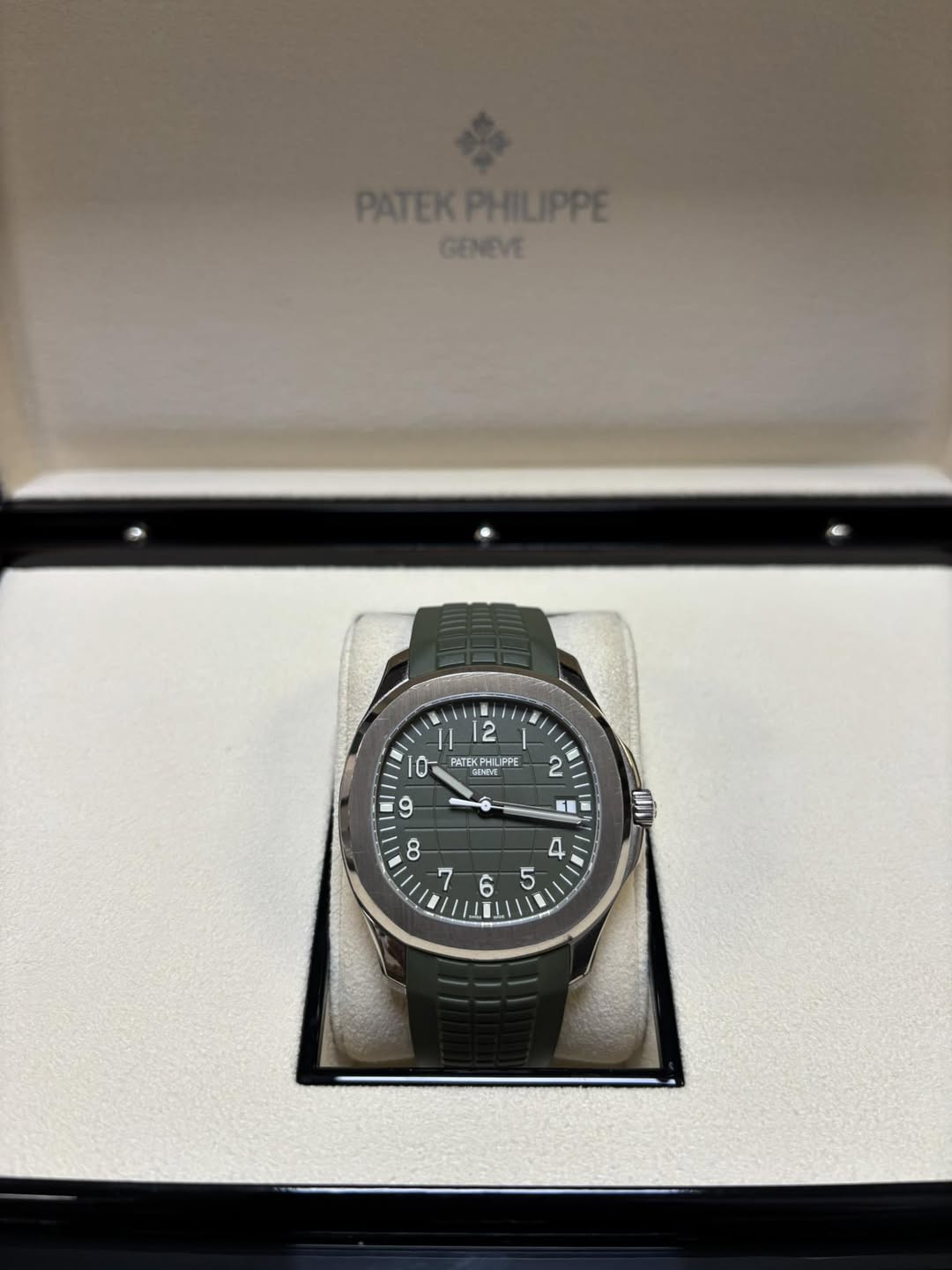 May be an image of wrist watch and text that says 'PATEKPHILIPPE GENEVE 10 I 12 yTEXH XTEKPHUPPE ህ". UPPE SRA a 9 C 2 6 E 1 8 7 A 5 N 6 川'