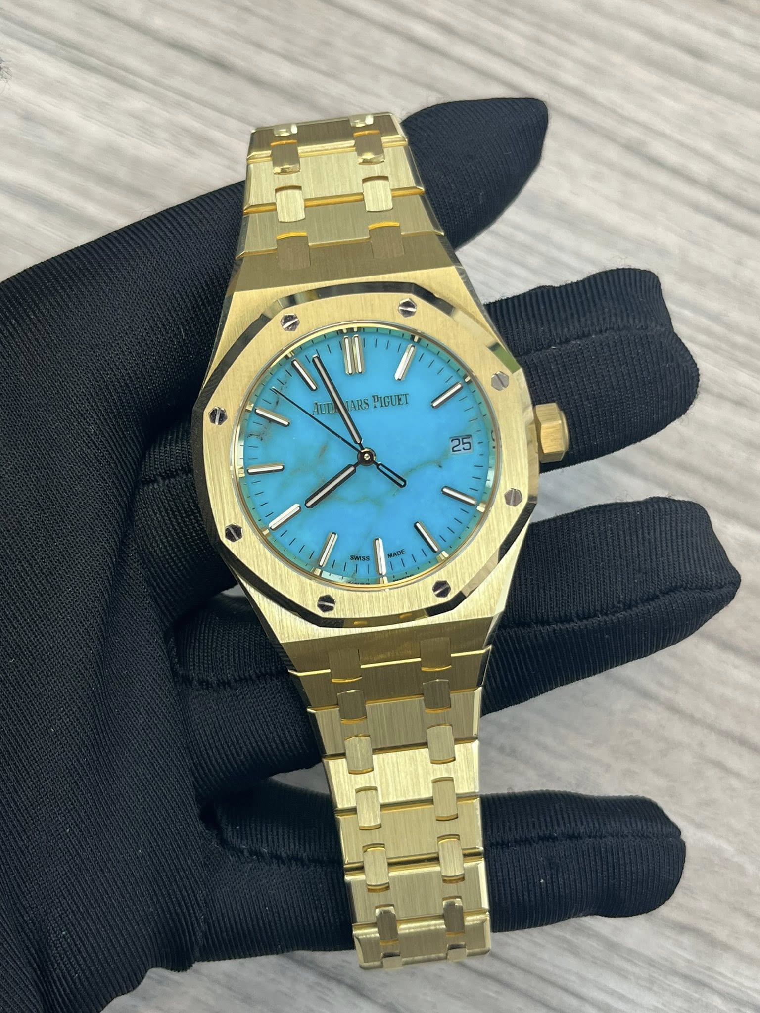 May be an image of wrist watch and text that says 'II ARS PIGUET tun 25 / ب 슬'