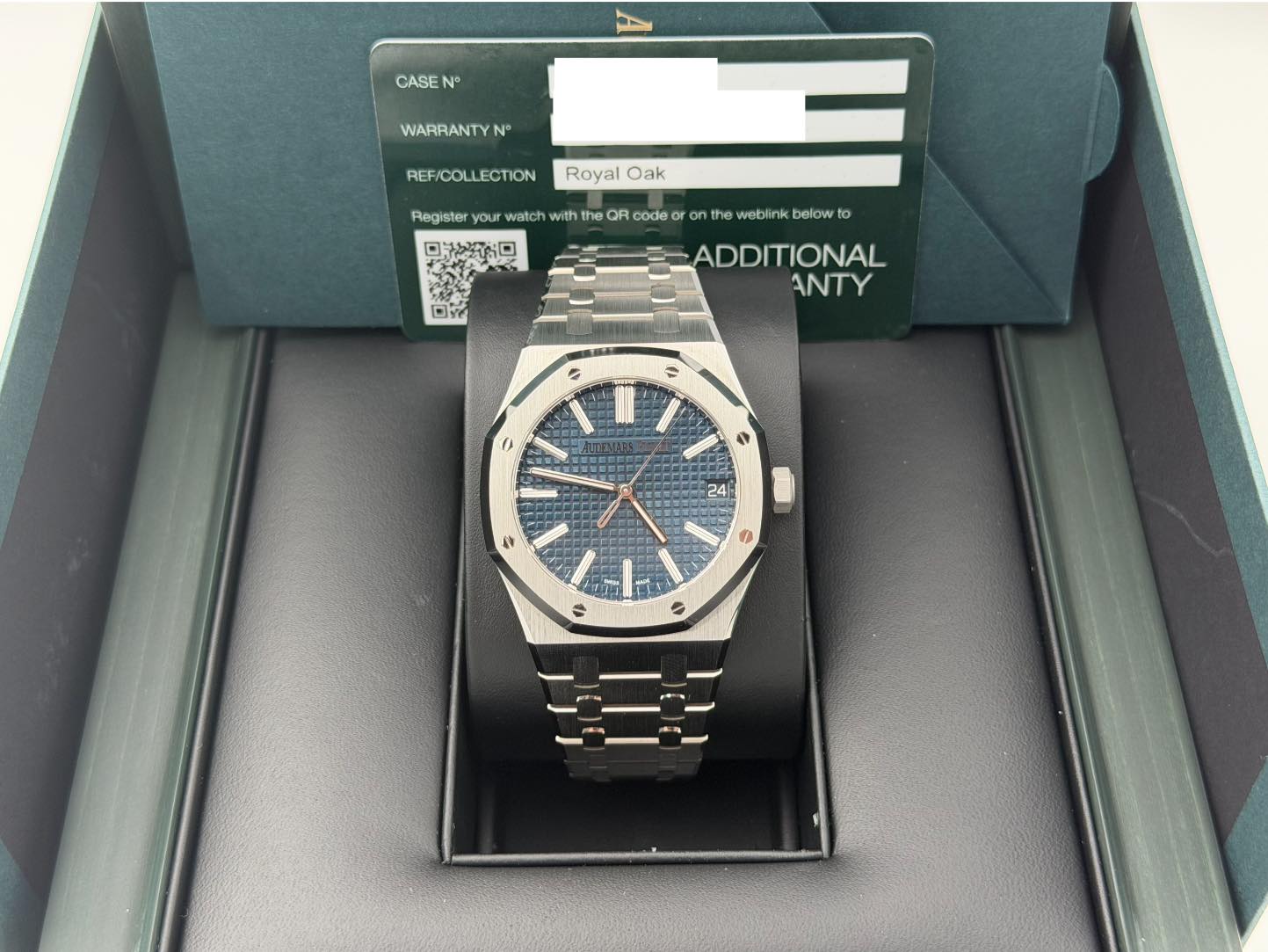 May be an image of wrist watch and text that says 'CASE N° ปท WARRANTY א REF/COLLECTION Royal Oak Register your watch with th th the he R code or wtptetwattioaooo the weblink…