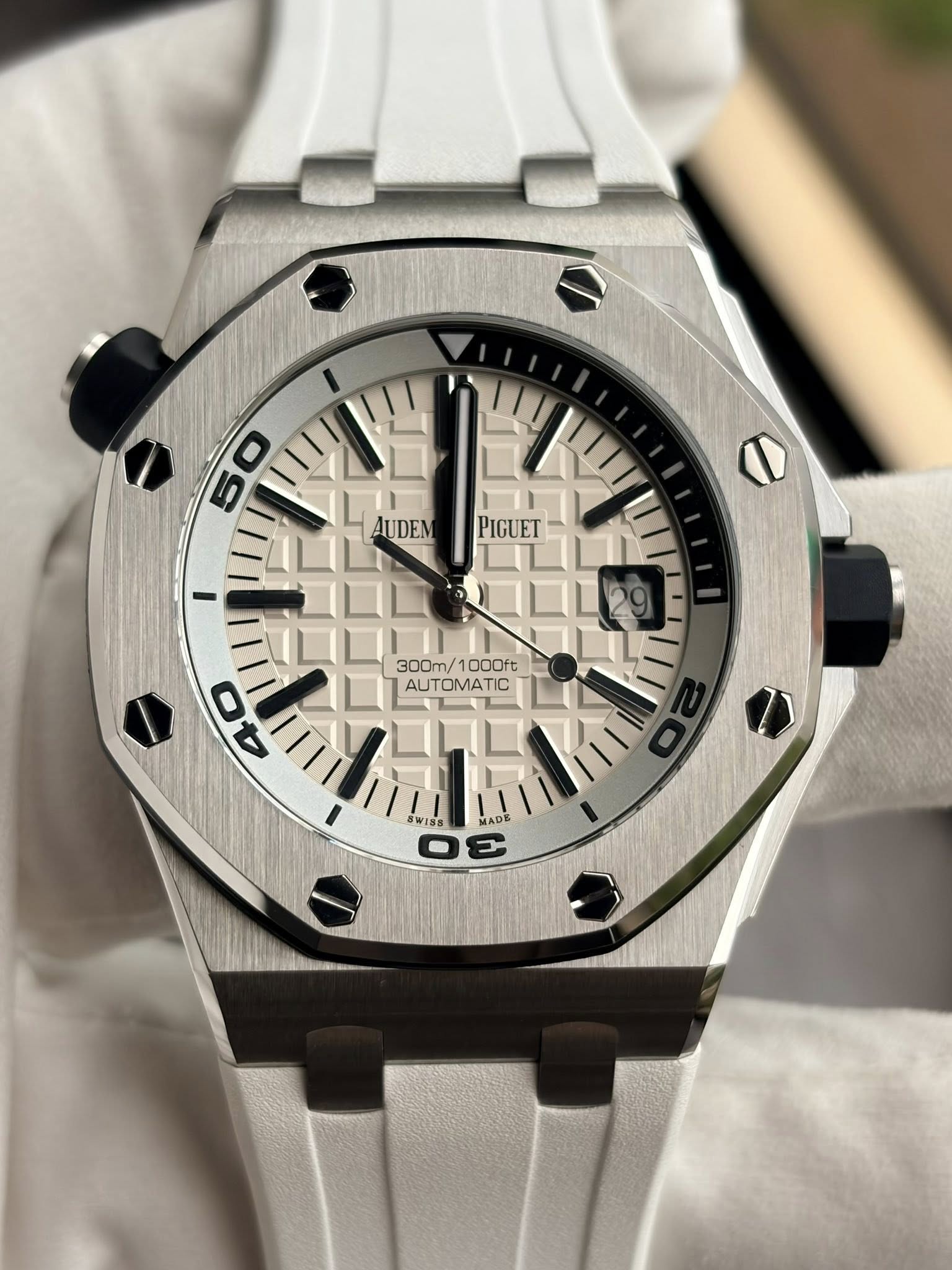 May be an image of wrist watch and text that says '50 AUDEM PIGUET 300m/1000ft 300m/ 1000ft AUTOMATIC 40 O WISS MADE'