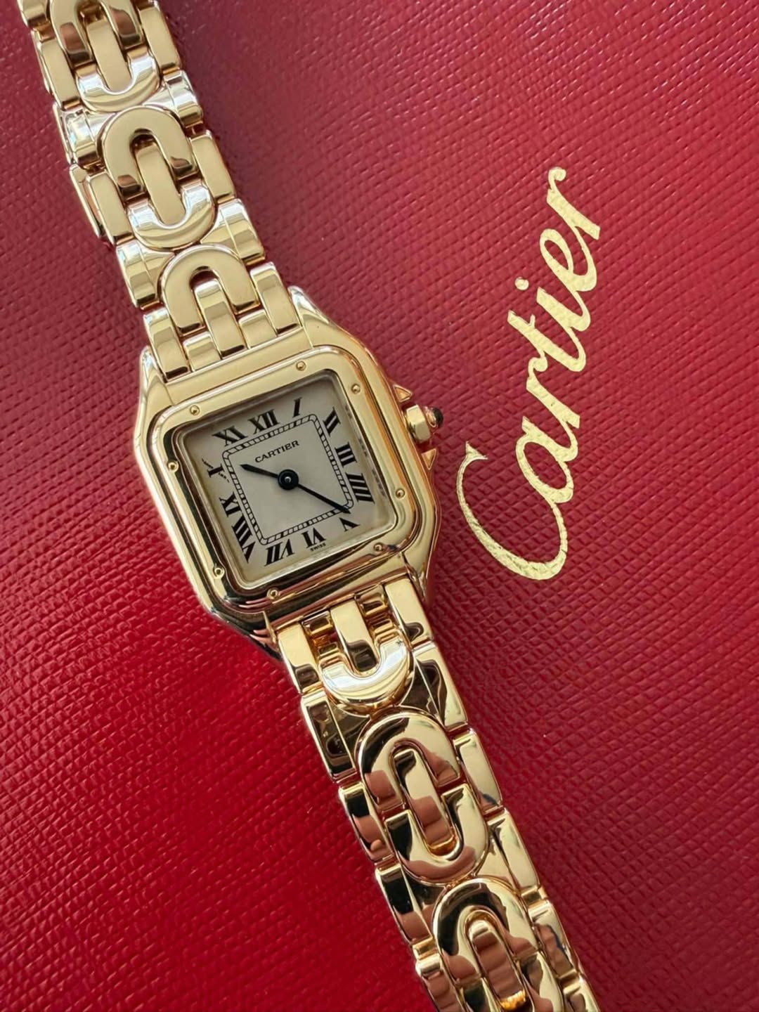 May be an image of wrist watch and text that says 'O XIL CARTIER IER ج မ ٥ nИ L Cartier 9'