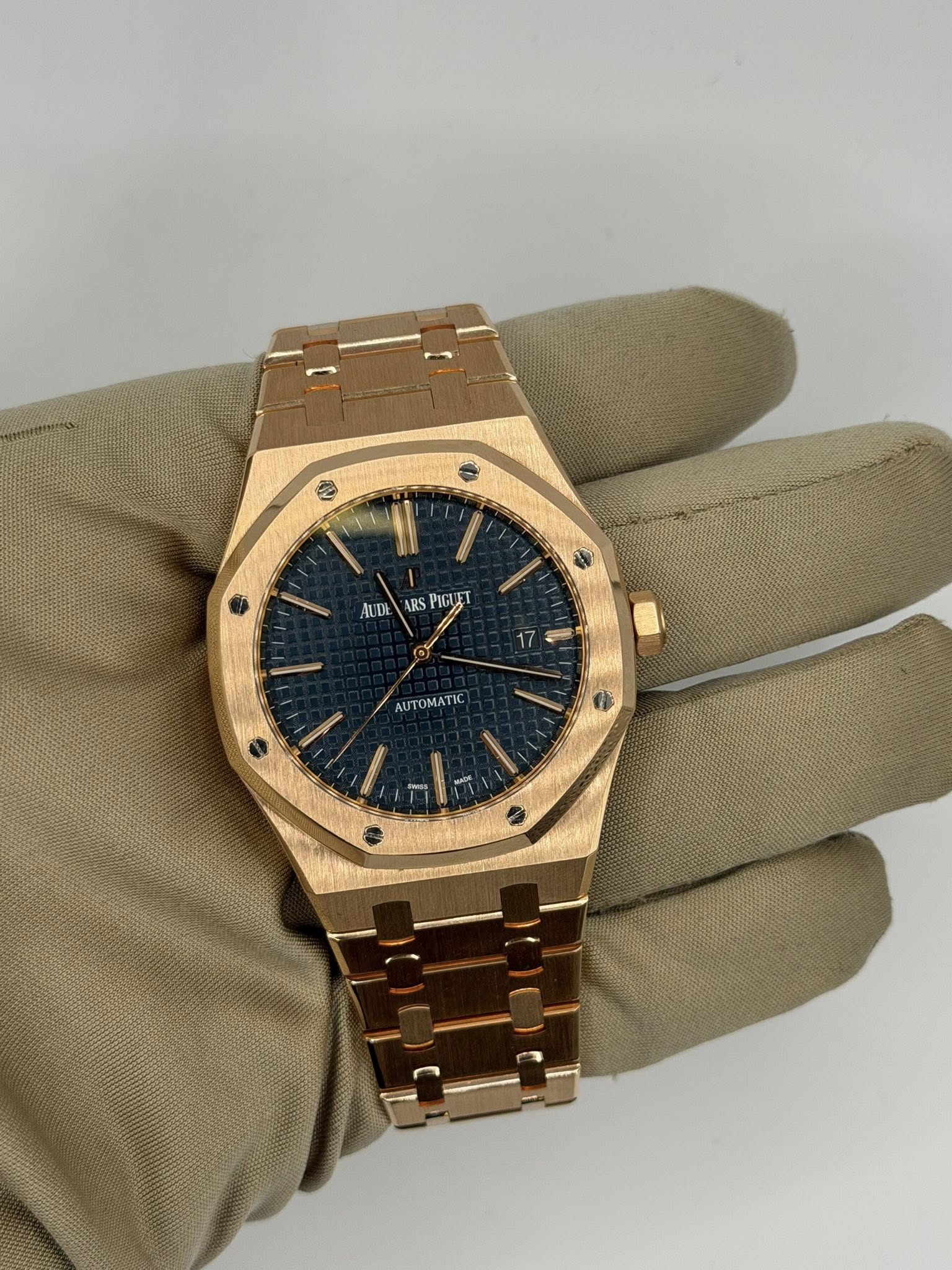 May be an image of wrist watch and text that says '송 HI AUDE ARS ARSPICUE PICUET ICU TOMAT'