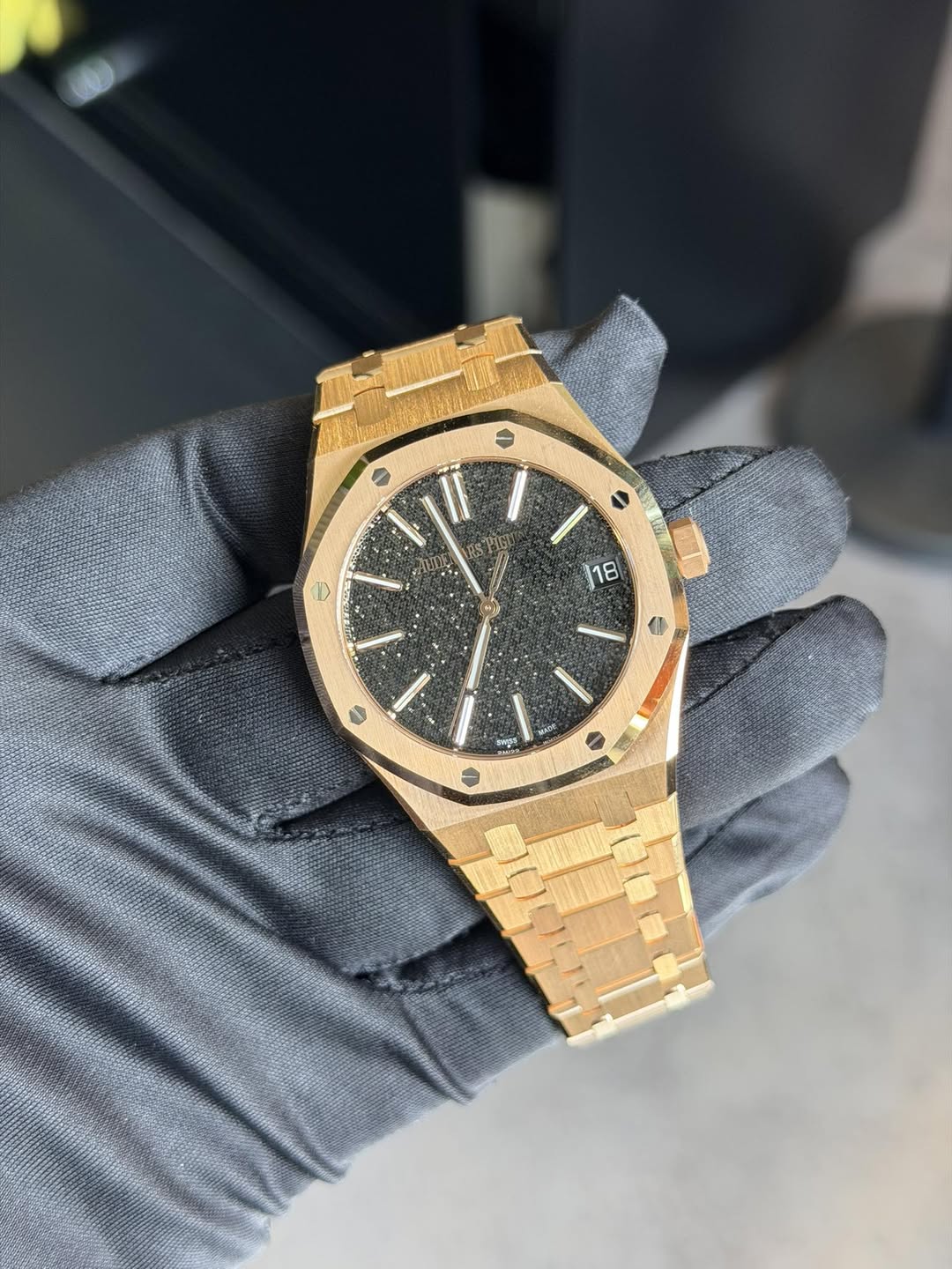 May be an image of wrist watch and text that says 'RS D 118 ADE รพบส'