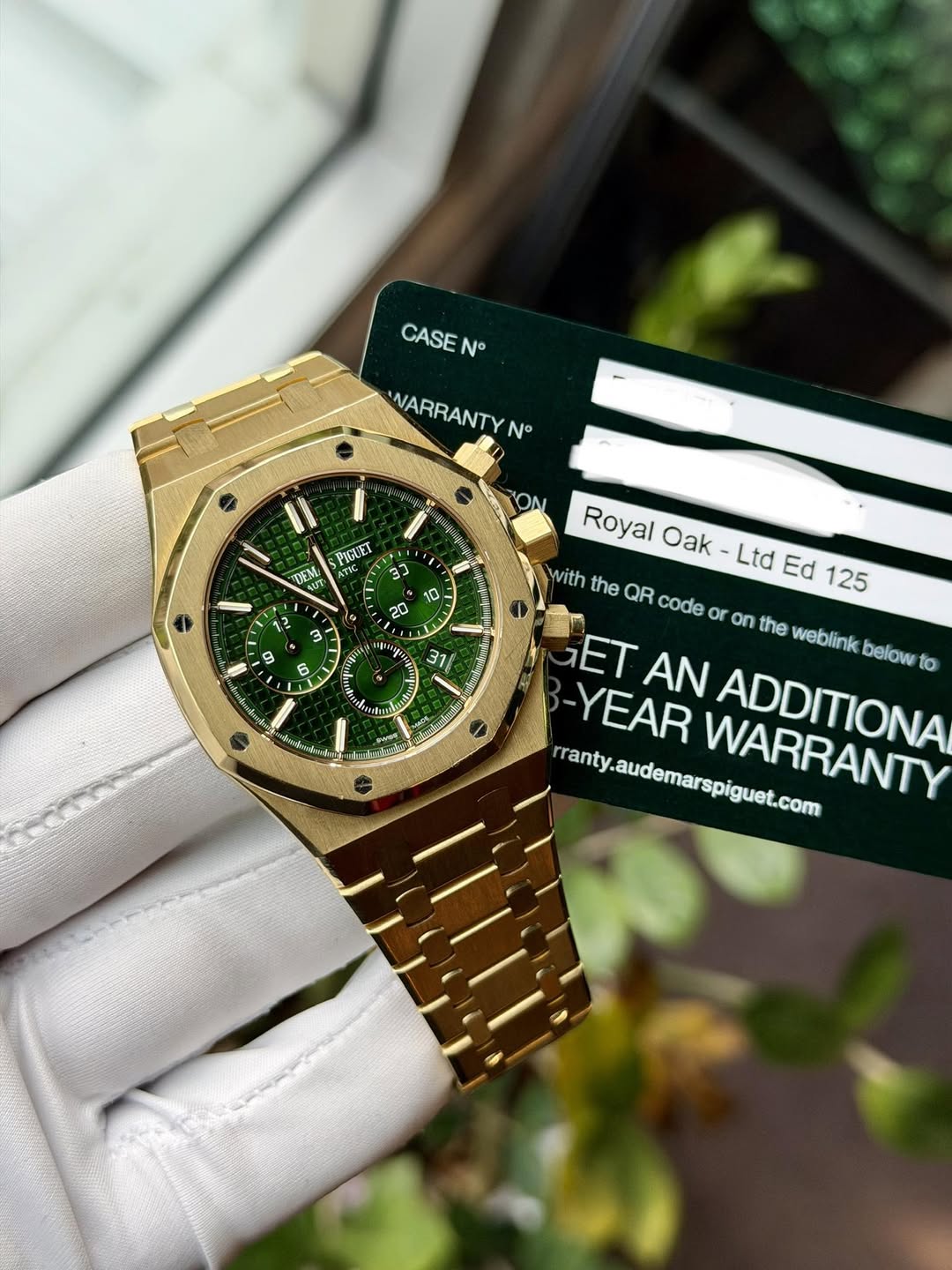 May be an image of wrist watch and text that says 'CASE N° WARRANTY N° ON AEM PIGUET ATI 車 다실 6 6 ឡមេប TU 31/ ติม 2 Beahu ้รธง Royal Oak Ltd Ed 125 with the QR code or or on the…