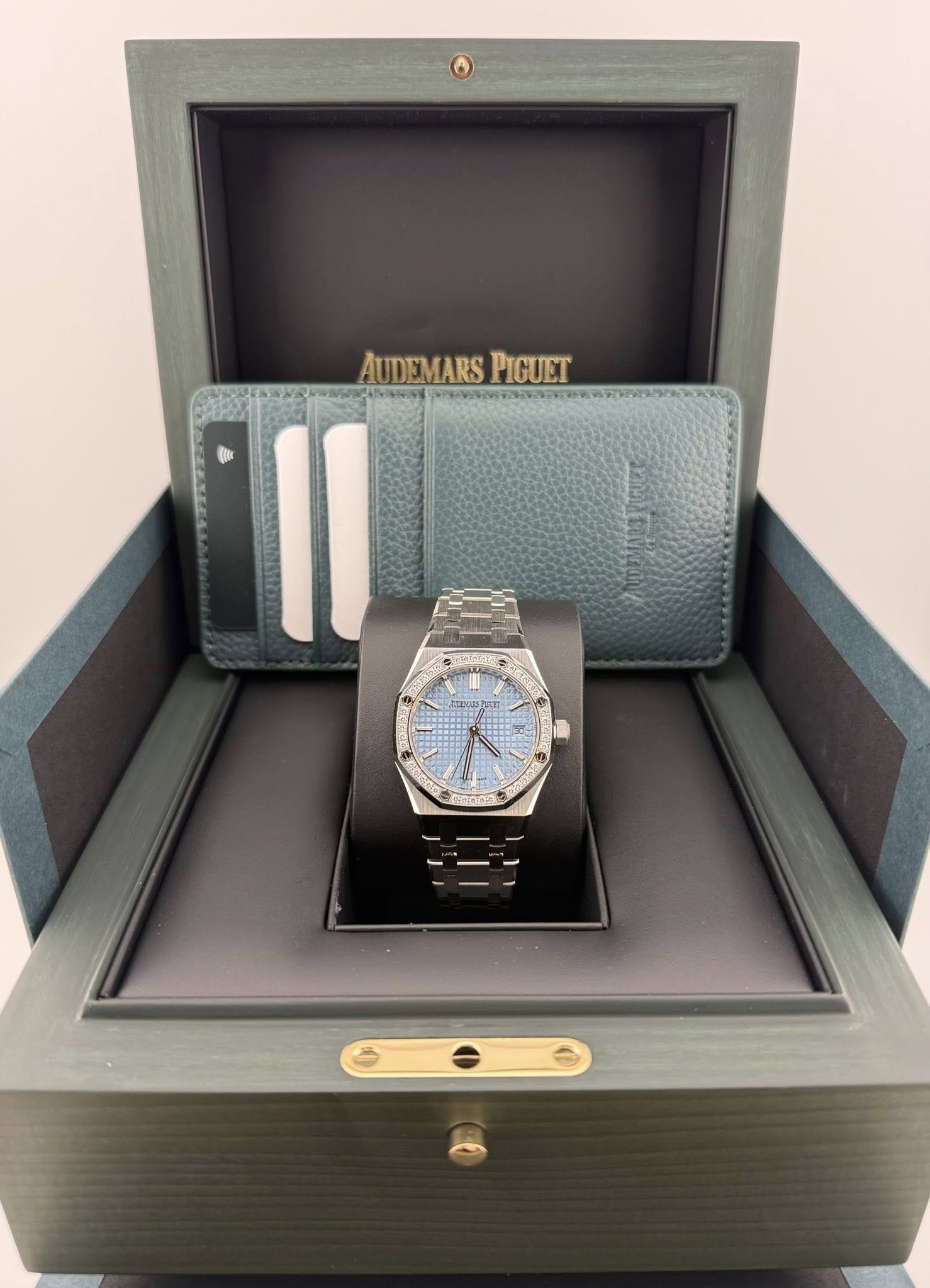 May be an image of wrist watch and text that says 'AUDEMARS AUDEMARSPIGUE PIGUET ररषट A Da A'