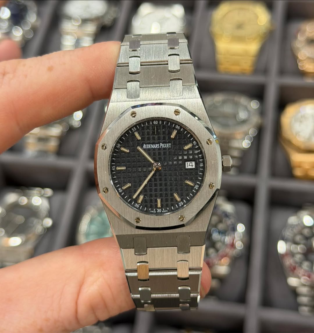 May be an image of wrist watch and text that says ' a ANDEMARSPIGUET AUDEMAR PIGUET J 参 金 14 เมีง 50 401 Cac م 高30 30 tme'