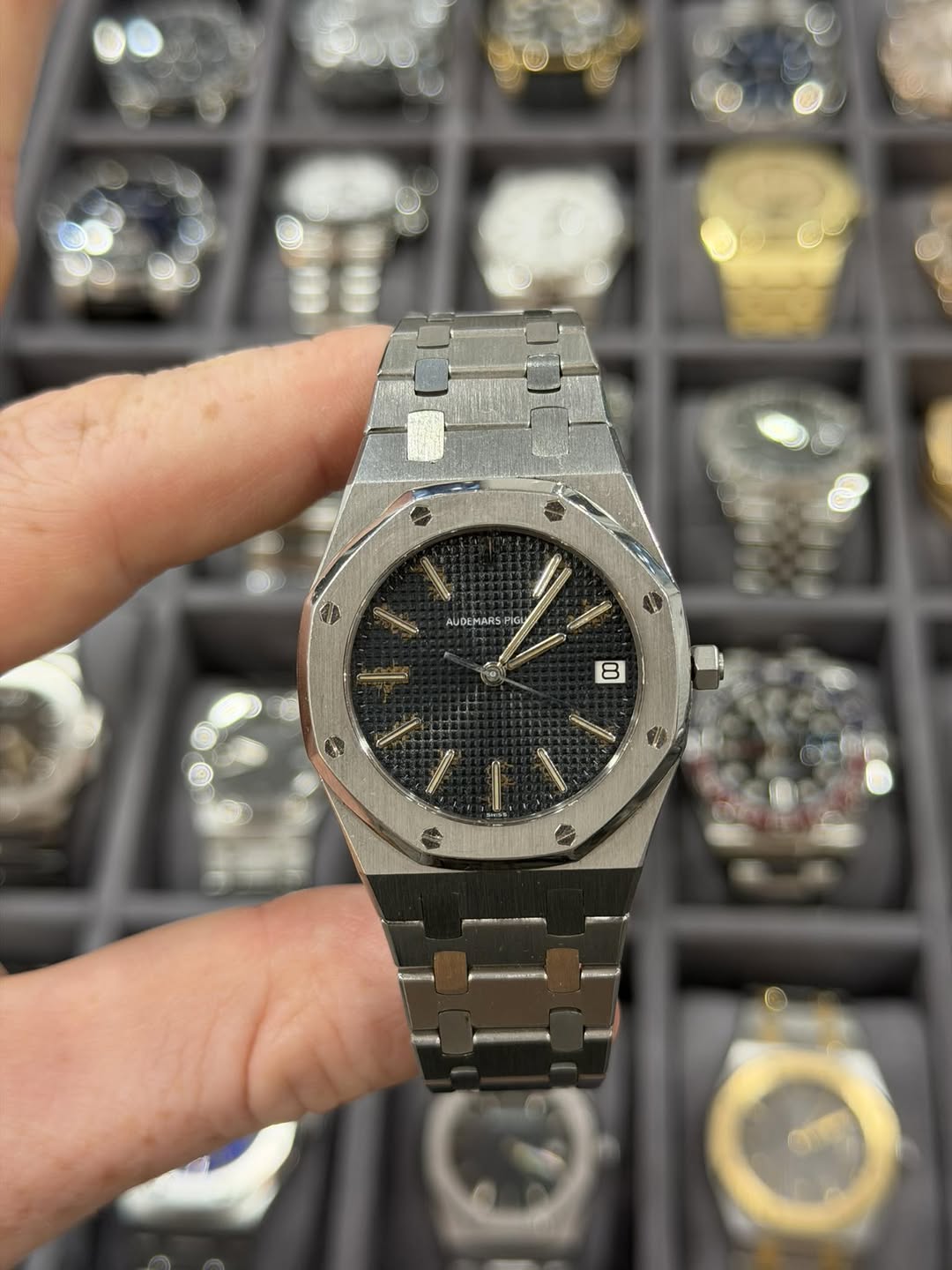 May be an image of wrist watch and text that says 'AUO AUQEMARS MARS 1G 8 PNa'