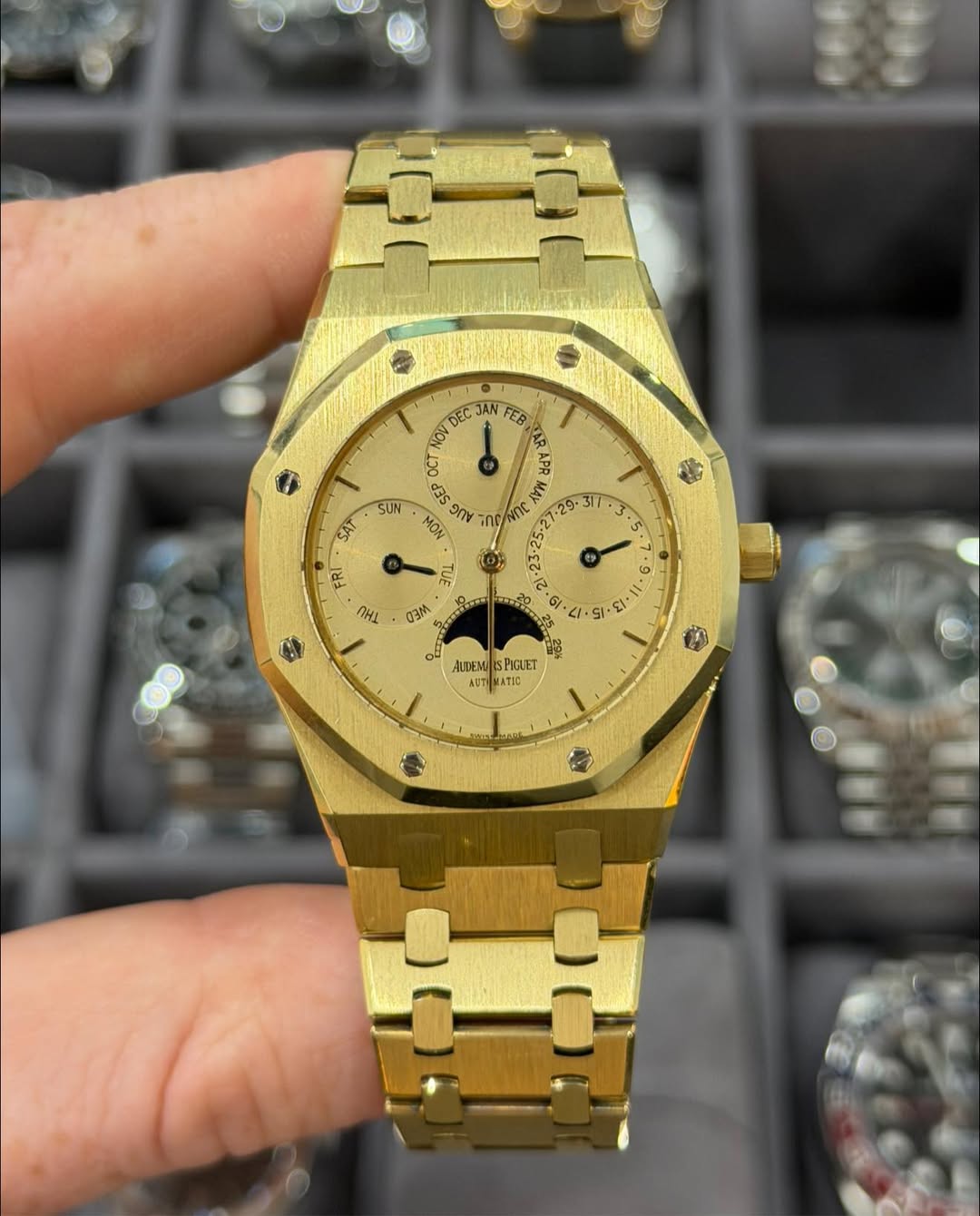May be an image of wrist watch and text that says 'DECJA JA EB ΝΟν OV D DEC RA s0 APR AP 35 또 MOM วก TA 囍 SUN SAT FRI ㅂ በዛብ 13 ۱٠ •5 5 ሆንዳኝ GI 9 S1. /2 گاه ថវ ALEEMI SPIGLET AUT…