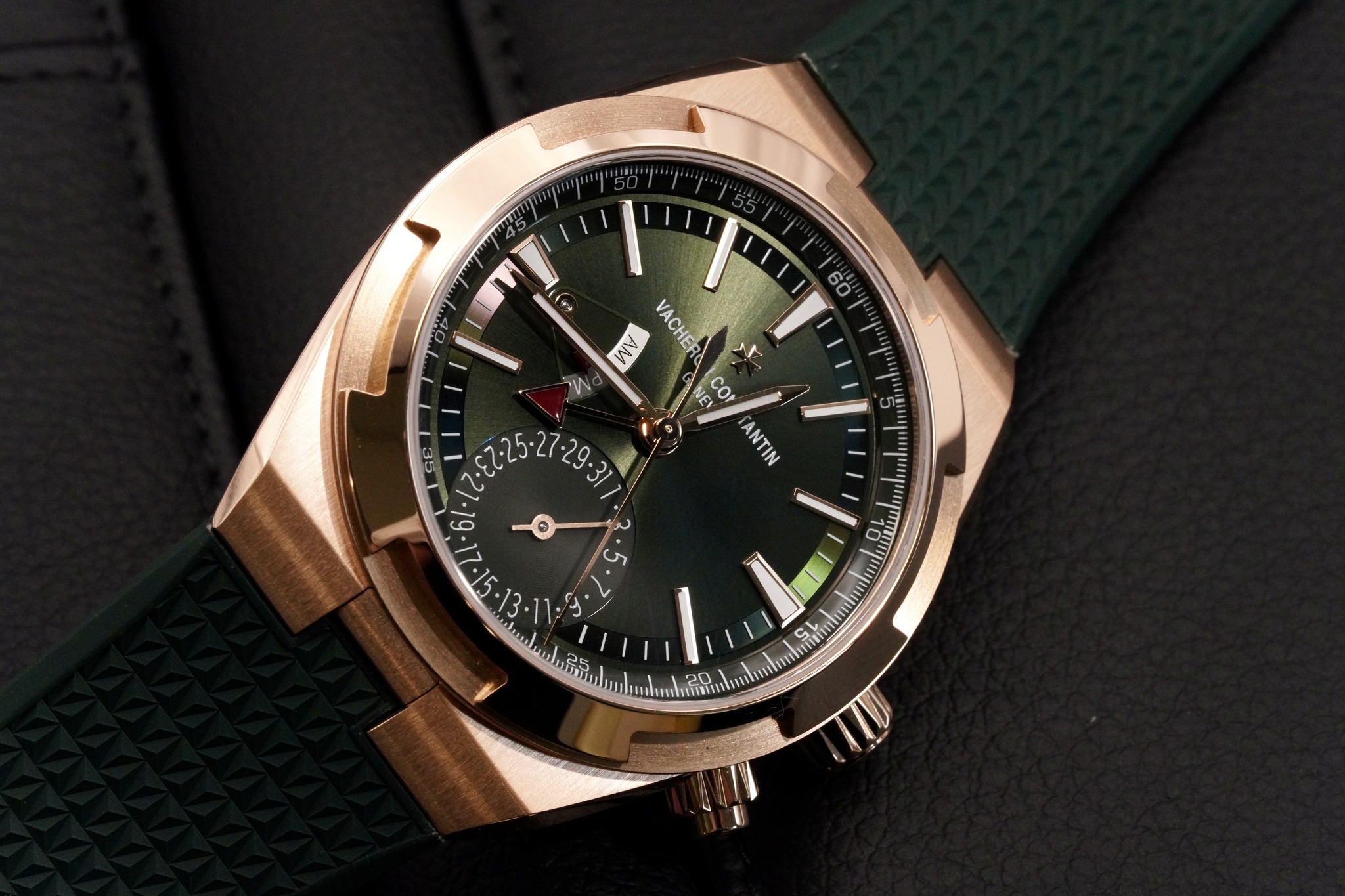 May be an image of wrist watch and text that says '(神子 年 60 우 1 VACHER حد NEW NE cor ANTIN 3E 6 G 13 20'