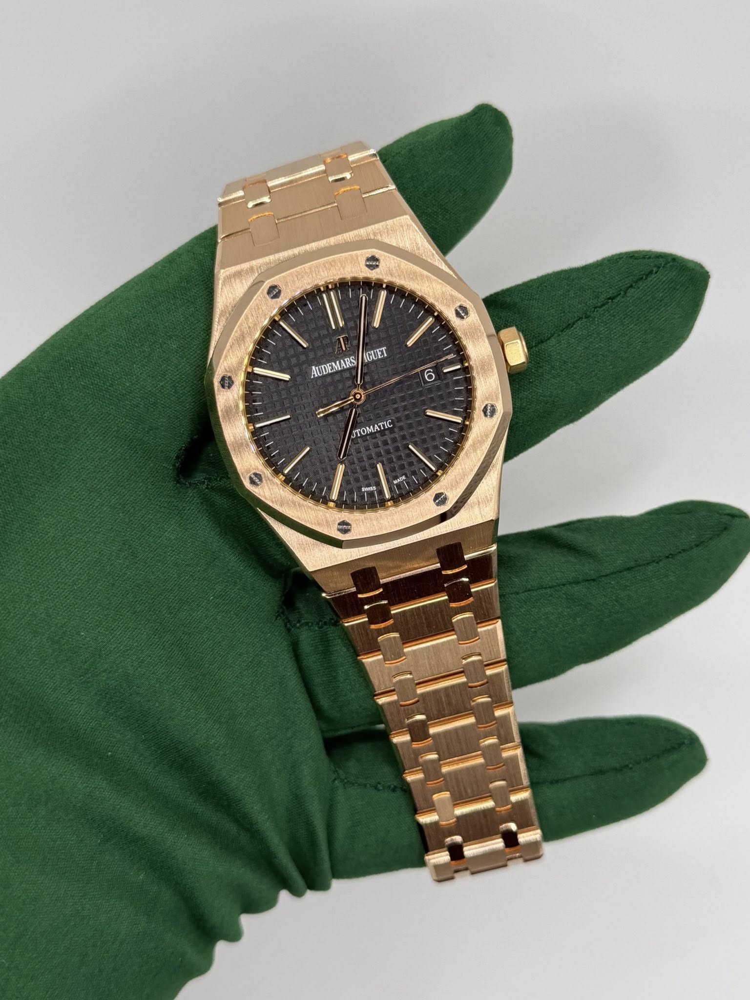 May be an image of wrist watch and text that says 'II I AUDEMARS IGUET 6 STOMATIC - e'
