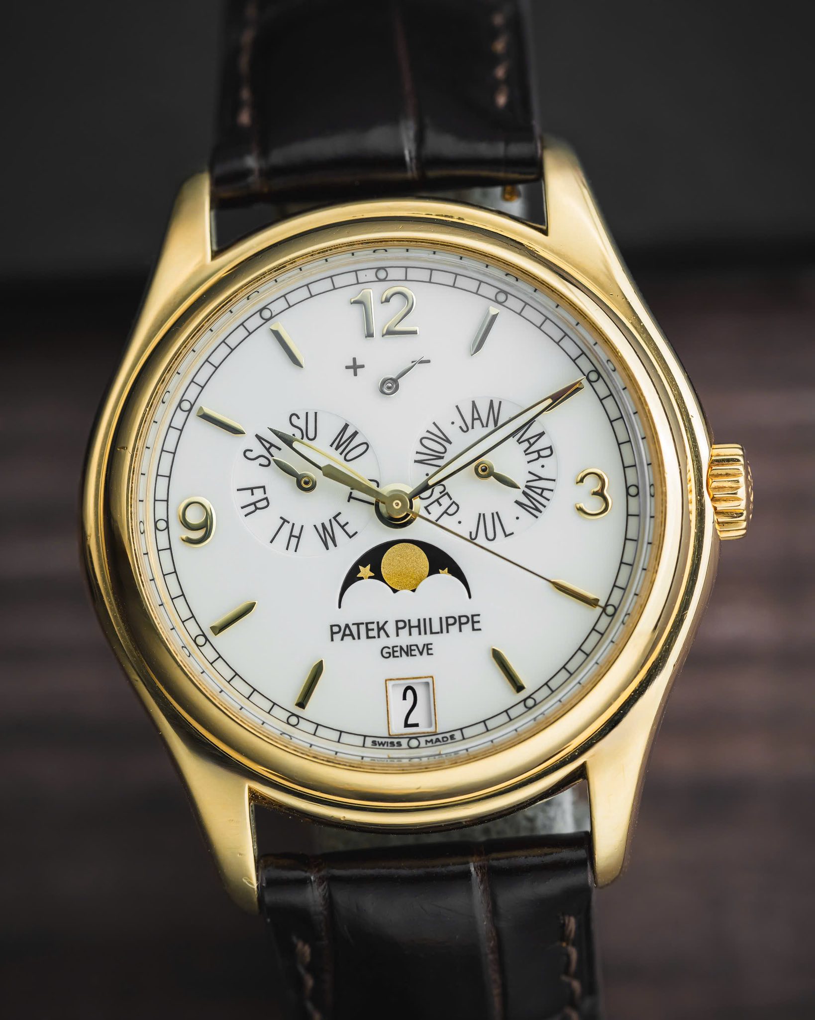 May be an image of wrist watch and text that says 'I + ه 12 I 0 I ทิ- ਝ SU MO NOVJAN AR. JAN Ον 9 ۲م Hw TH SEP JUL מח 3 PATEK PATEKPHILIPPE PHILIPPE GENEVE 2 SWIS WISS MADE'