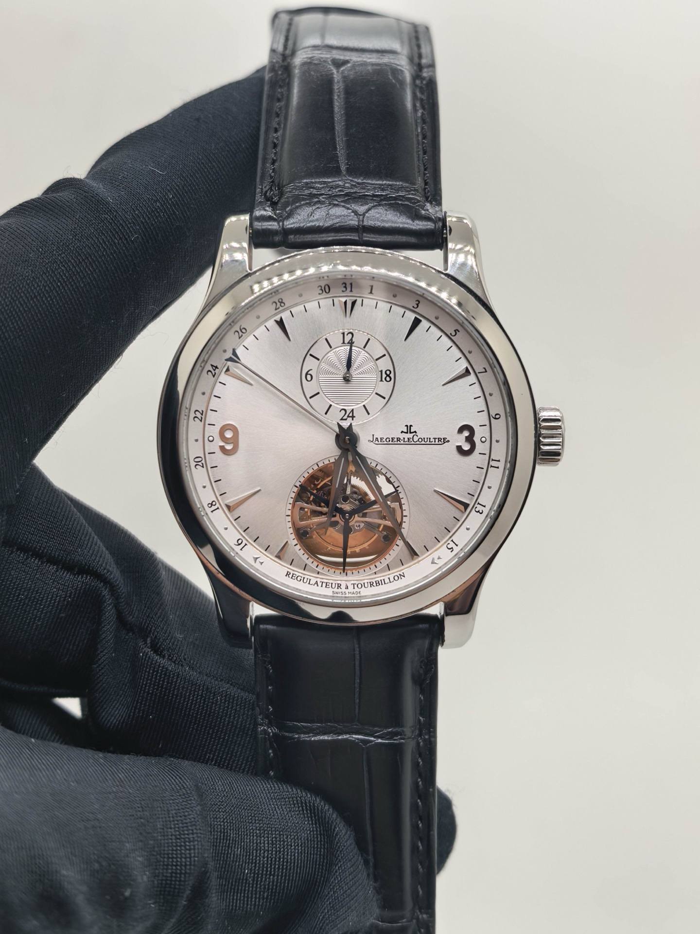 May be an image of wrist watch and text that says ' + 6 91 ม مال JAEGERLE COULTRE ا REGULATEUR 1000 SLURBIL.LON'