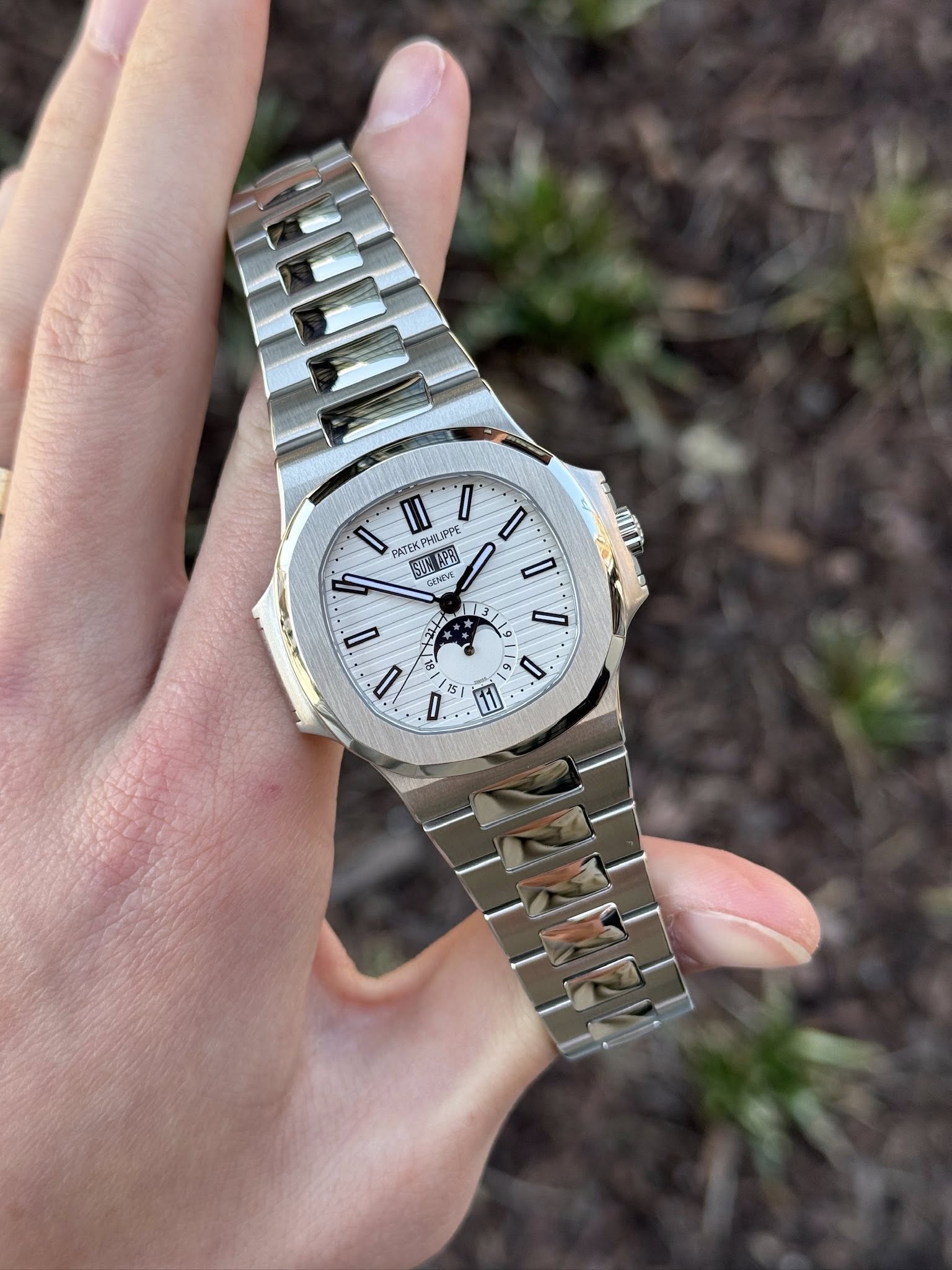 May be an image of digital watch and text that says 'II PHIALIPPE 强貨 AB Vo PATEK GENEVE INY I I I D * ক 6 0 / ١'
