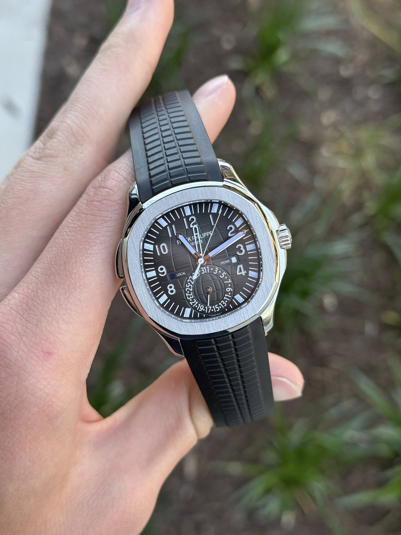 May be an image of digital watch and text that says '12 LIPPI LIP 2 3 10 F 9 LOCAL ထ HOME ၈ '