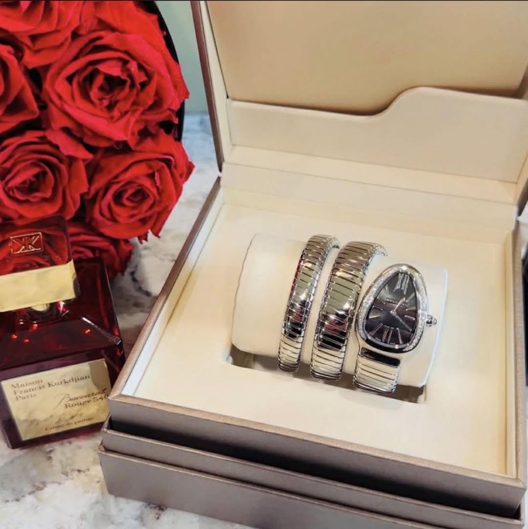 May be an image of wrist watch and text that says 'Masnon FranCH Frant Kurkdjian 20 Rouges Rope'