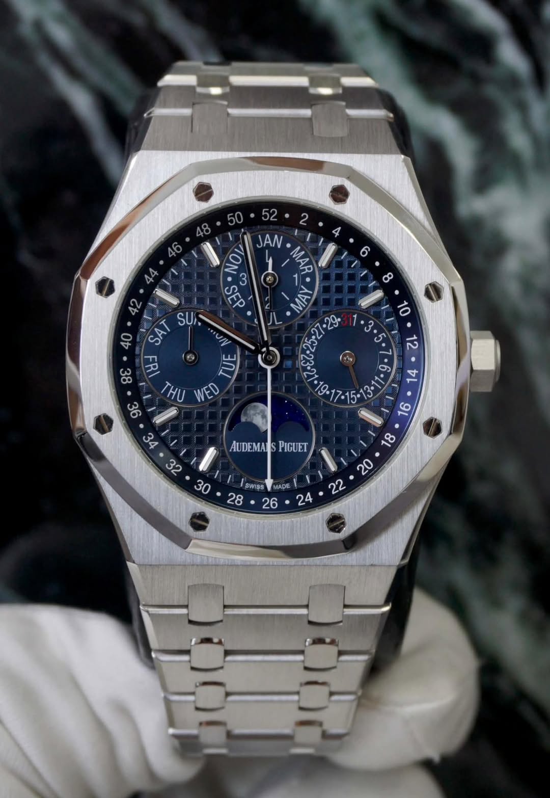 May be an image of wrist watch and text that says ' JAN MAR NOI Cb EE W 44 AS SU φυιν . FRI II THU WED os טל 9 AUDEMA AUDEMARSPIGUET PIGUET 18 20 22 SWISS ចនកក់ឡ្មេះ 28 26 MADE…