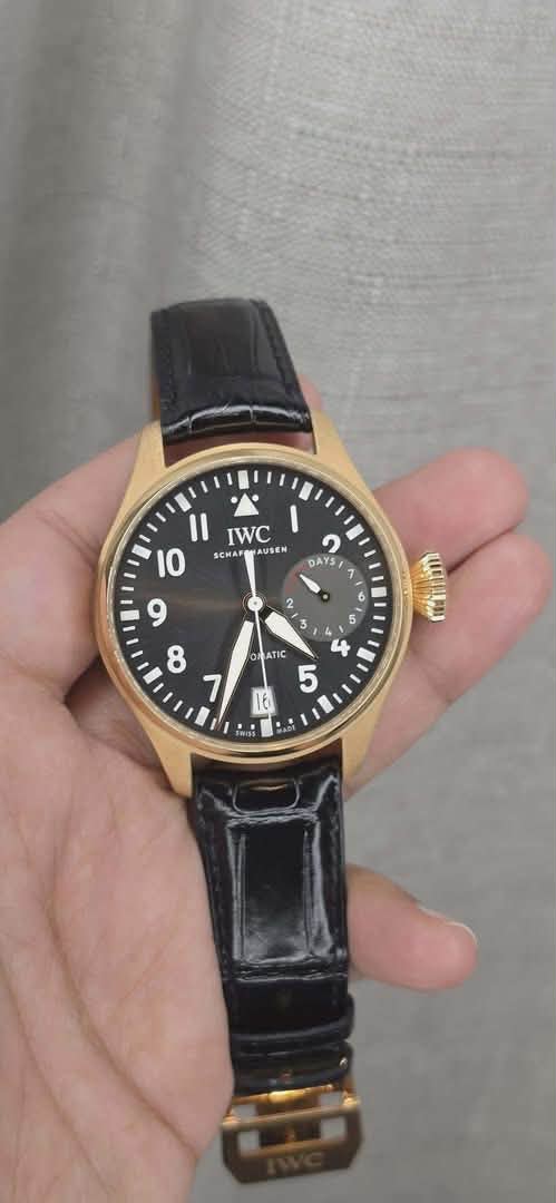 May be an image of wrist watch and text that says 'IWC SCHAF AUSEN USER CHAPoTA 10 2 DAYS ١ L L D ATIC S 5 ตม 16'