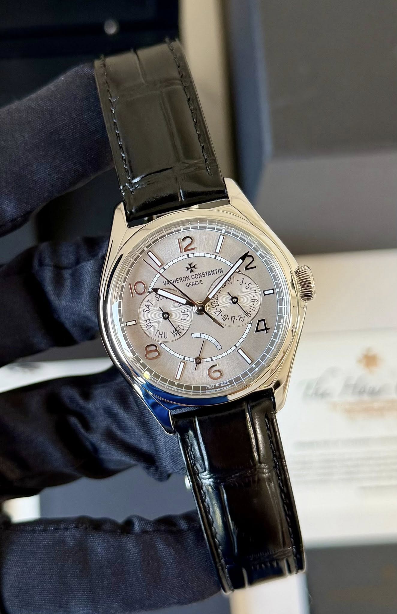 May be an image of wrist watch and text that says '12 ー·部 I I CHERON GENEVE CONSTANTIN 2 O O .5 5. 5. SAT 2 /-K -10 FRI 19- - 15 ج さ ็น ED 蜜期量 ማ 9'