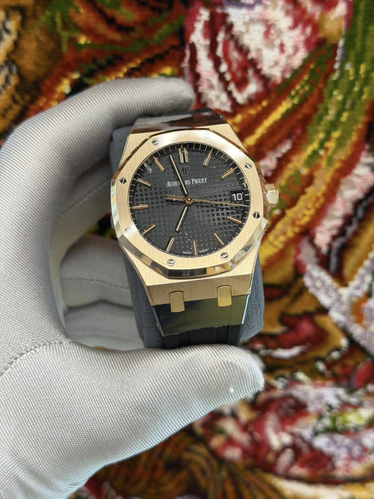 May be an image of wrist watch and text that says 'AUDE اصلف PIELE 10 四 2'