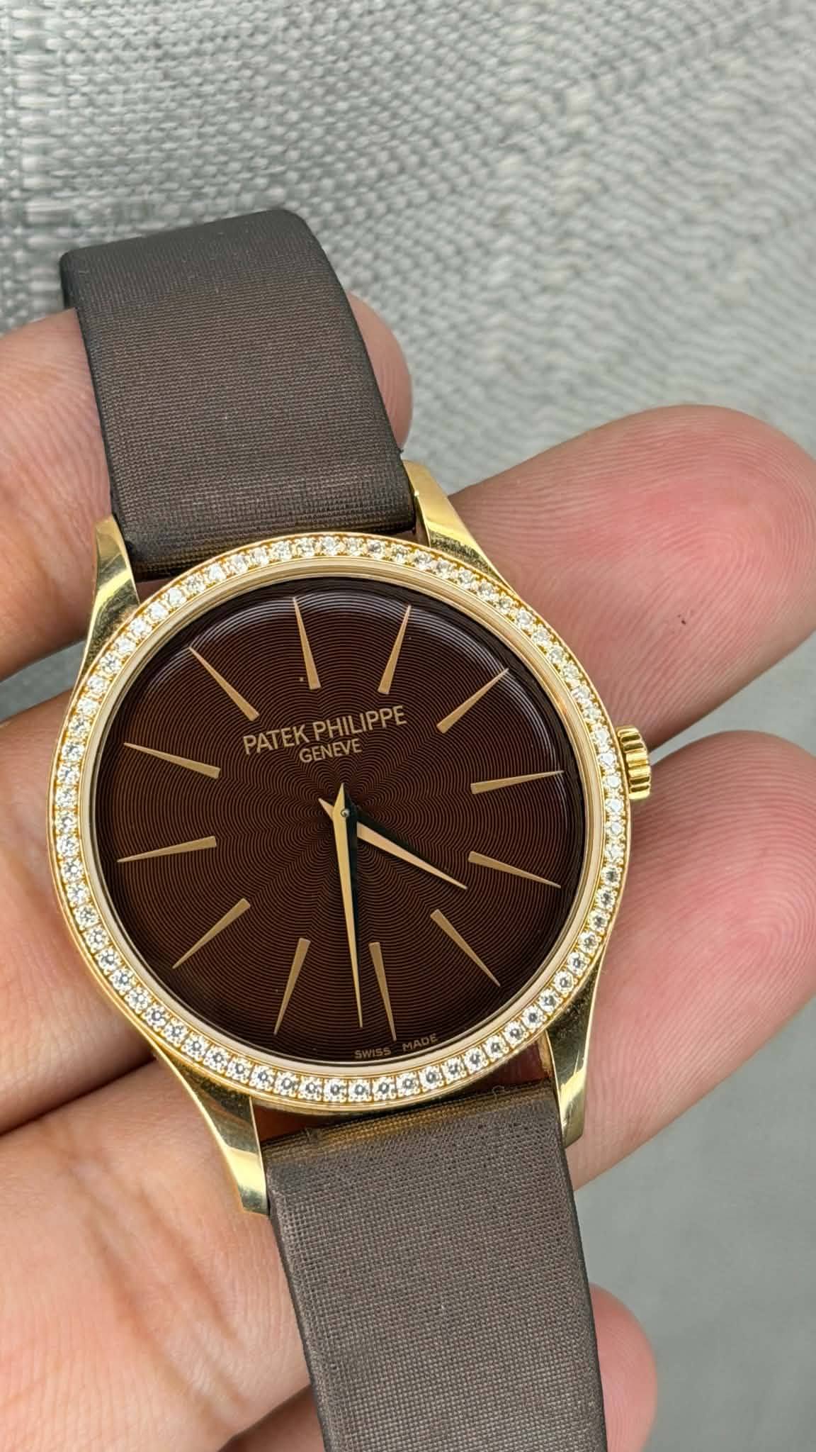 May be an image of wrist watch and text that says 'TT/ 美 SS PATEK PATEKPHILIPPE PHIL IPPE PHILIPPE GENEVE'